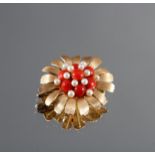 Brosche aus 14 kt Gelbgold mit Perlen und roter Koralle