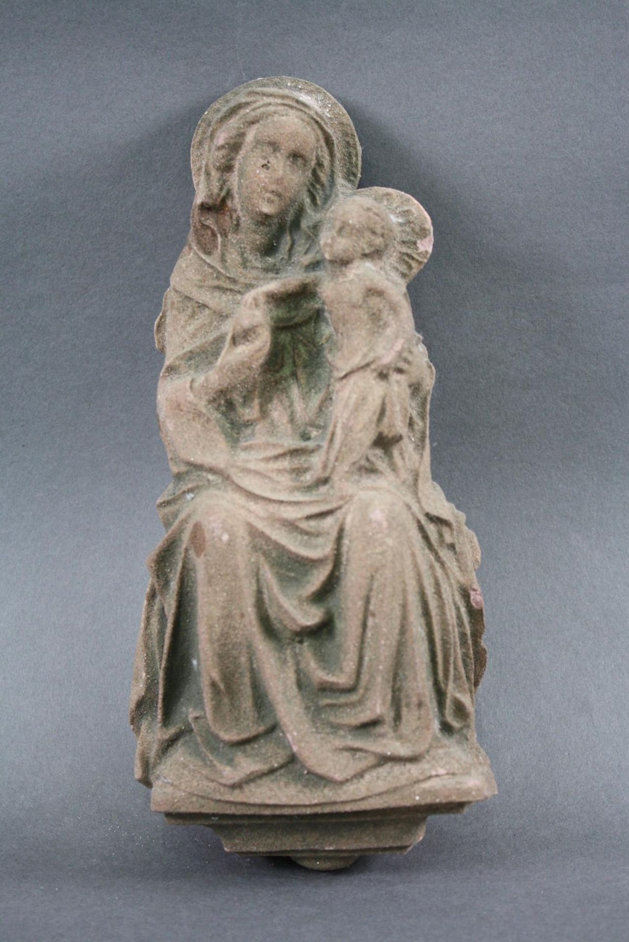 Kleines Terrakotta Wandrelief, sitzende Madonna mit Kind, 19. Jahrhundert