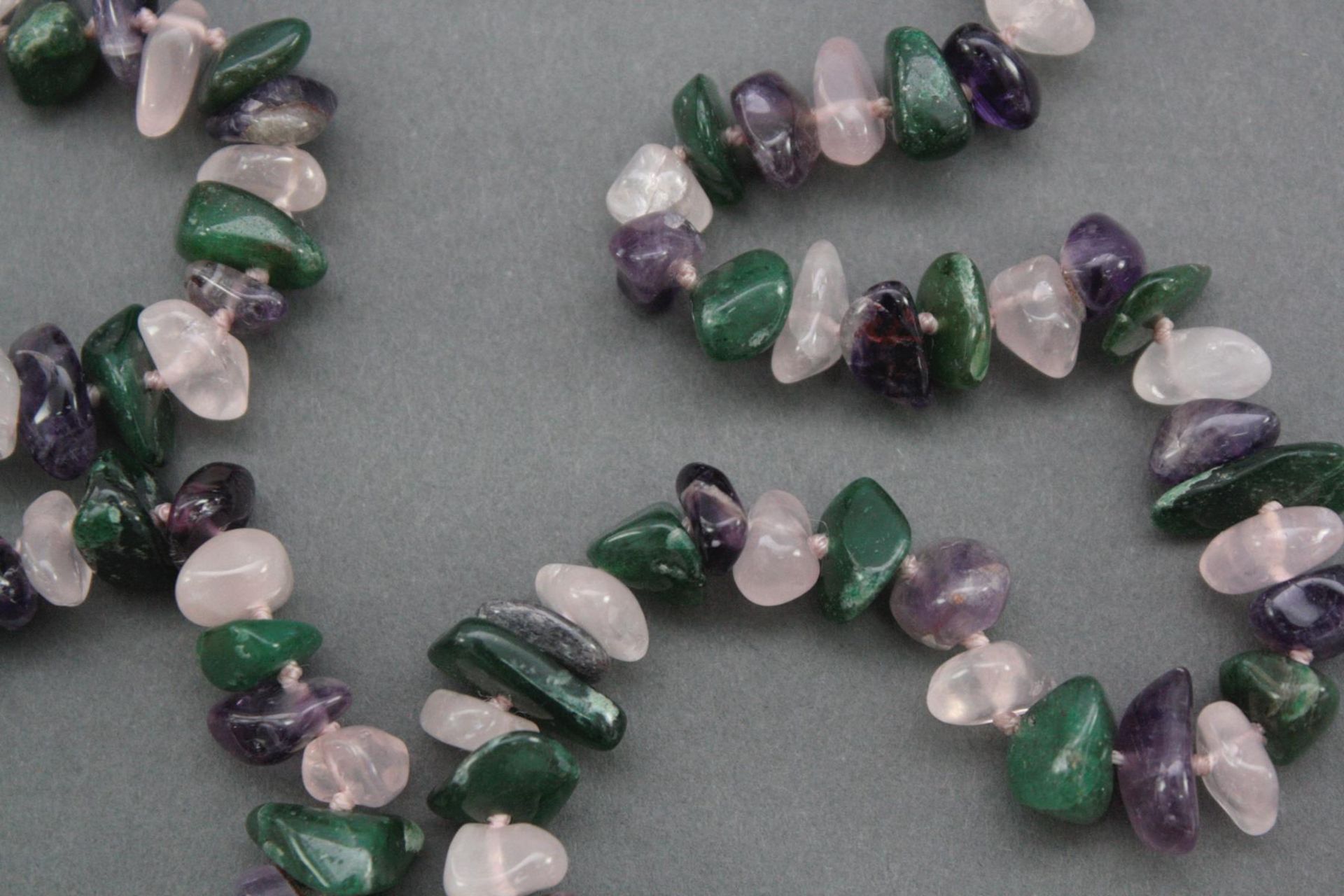 Halskette aus Rosenquarz, Jade und Amethyst - Bild 2 aus 2