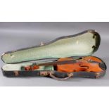 Geige im Geigenkasten aus der 1. Hälfte des 20. Jahrhunderts