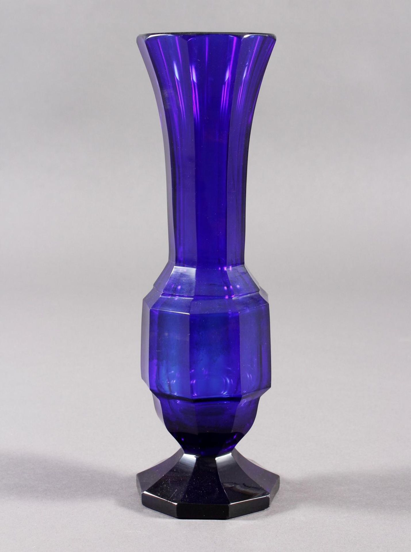 Glasziervase, Moser, Böhmen, Formentwurf wohl Josef Hoffmann (Wien)