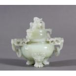Kleines Deckelgefäß aus seladonfarbener Jade, China Anfang 20. Jahrhundert