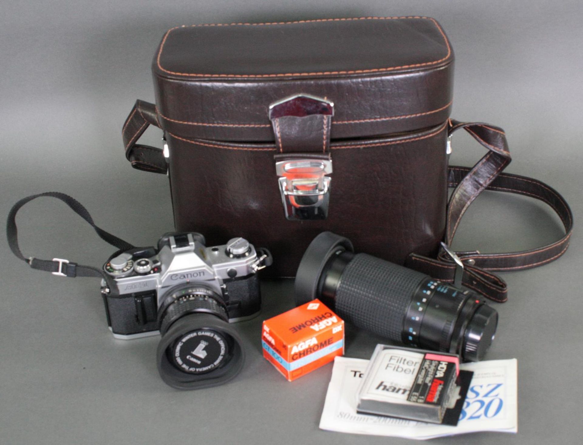 Canon AE-1 Kamera mit Tokina 28 mm Objektiv, Kameratasche und Zubehör