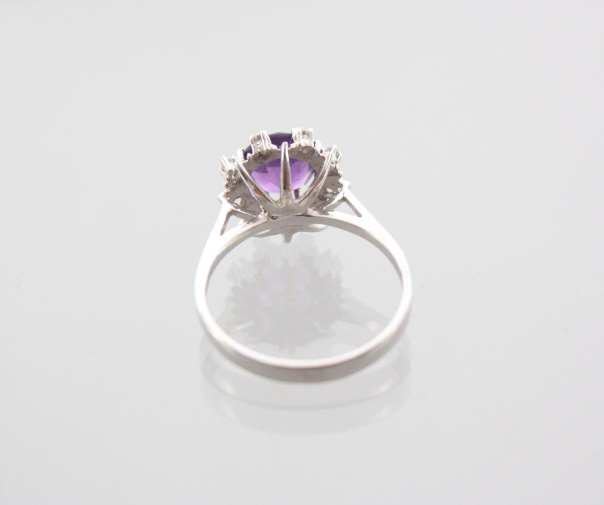 Damenring mit facettiertem Amethyst und Diamanten, 14 Karat Weißgold - Bild 3 aus 4