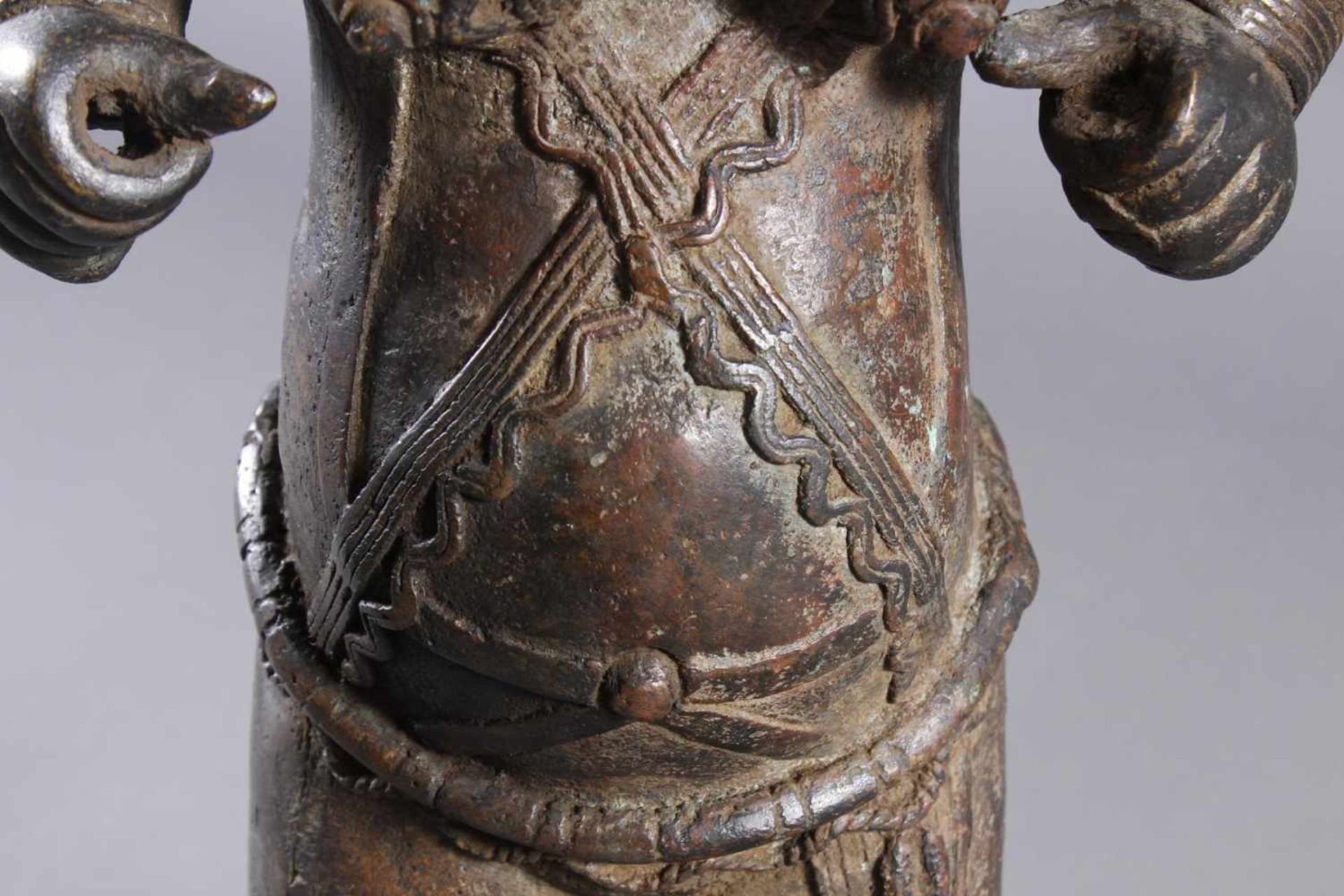 Bronze Gedenkfigur, Benin, Nigeria, 20. Jahrhundert - Image 3 of 11