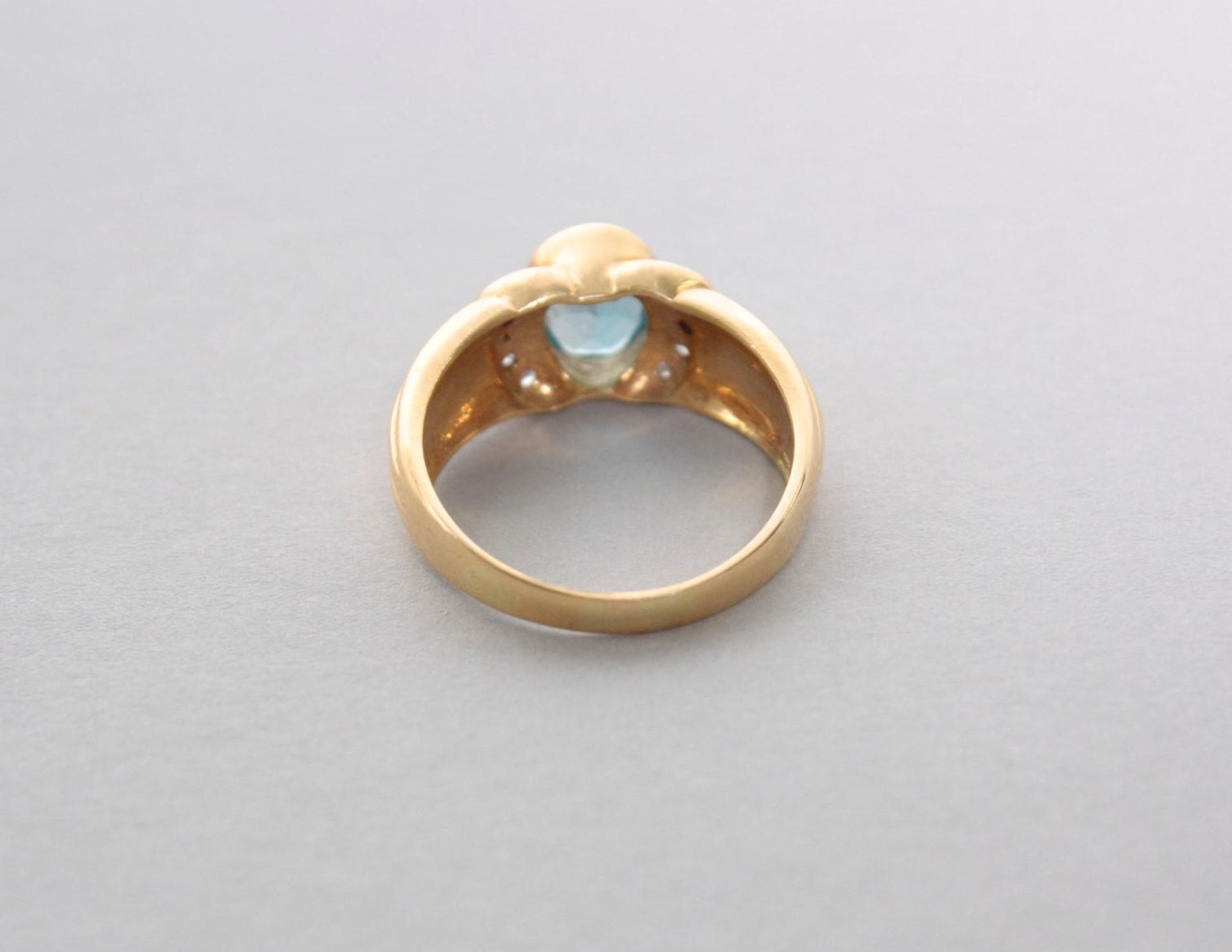 Gelbgoldring mit Blautopas und Diamanten, 18 Karat - Bild 2 aus 2