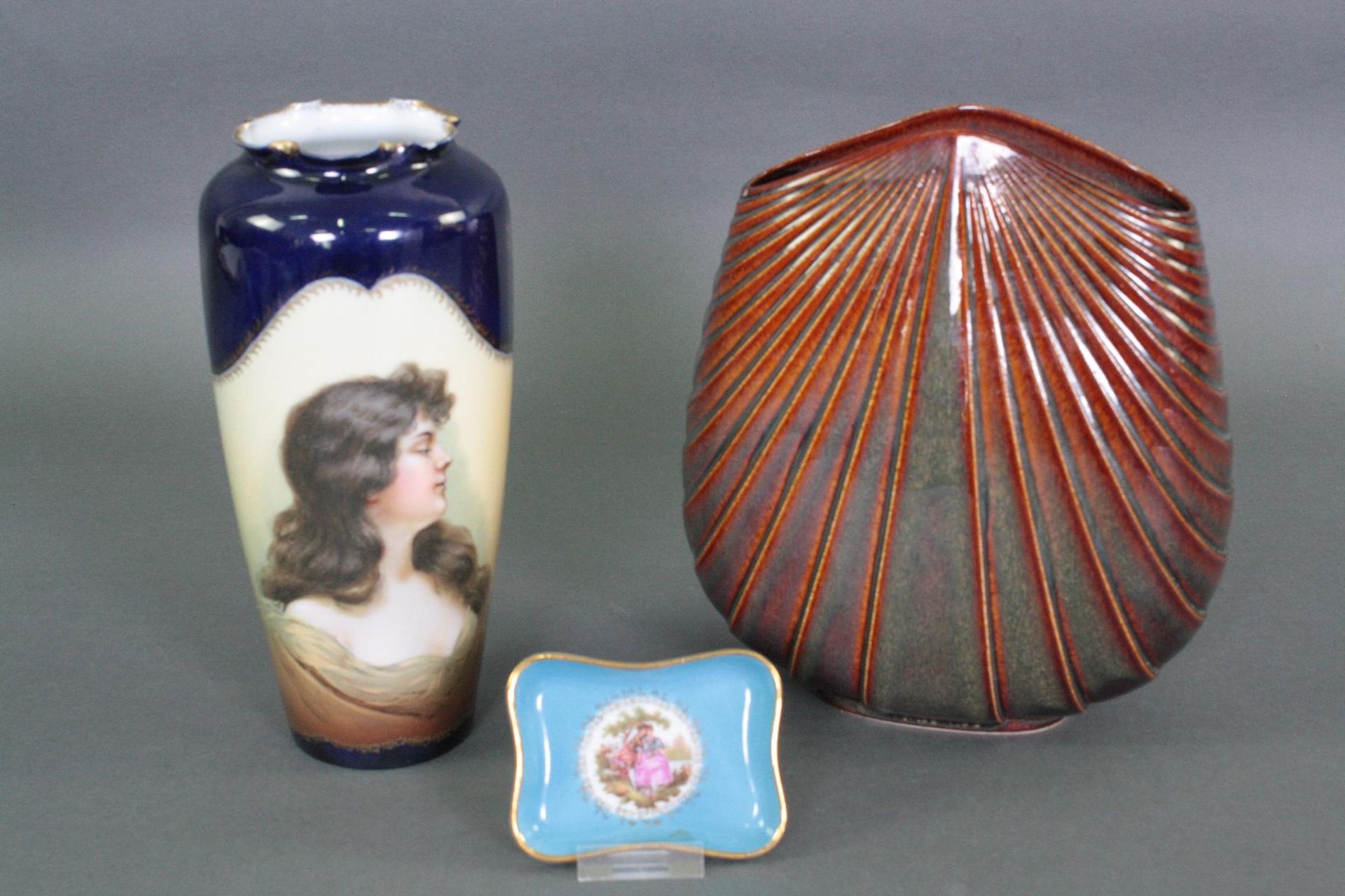 Konvolut aus Porzellan und Keramik, 2 Rosenthal Vasen und Limoges Schälchen
