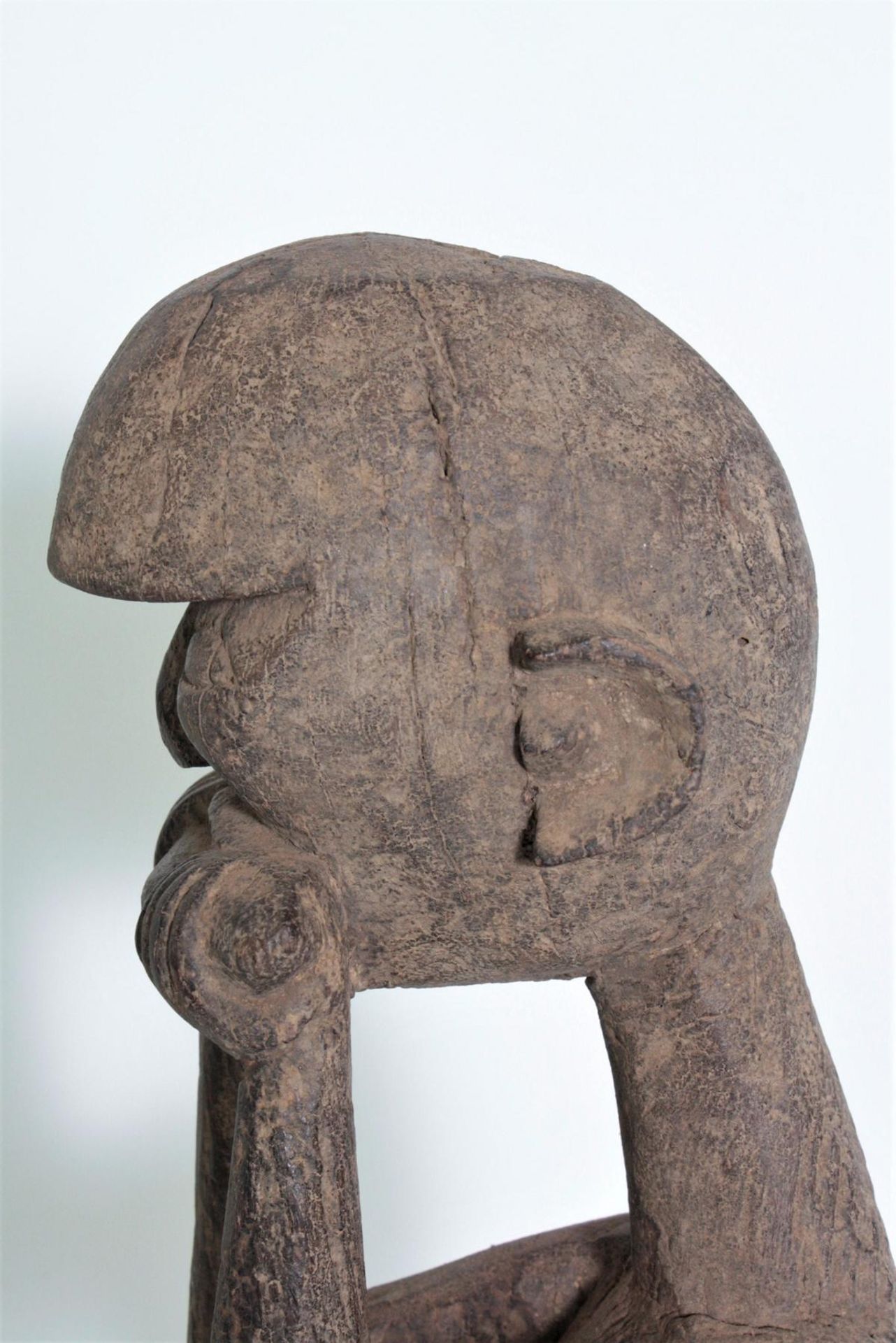 Hockende zoomorphe Figur, wohl Lobi, Burkina Faso, 1. Hälfte 20. Jh. - Image 7 of 10