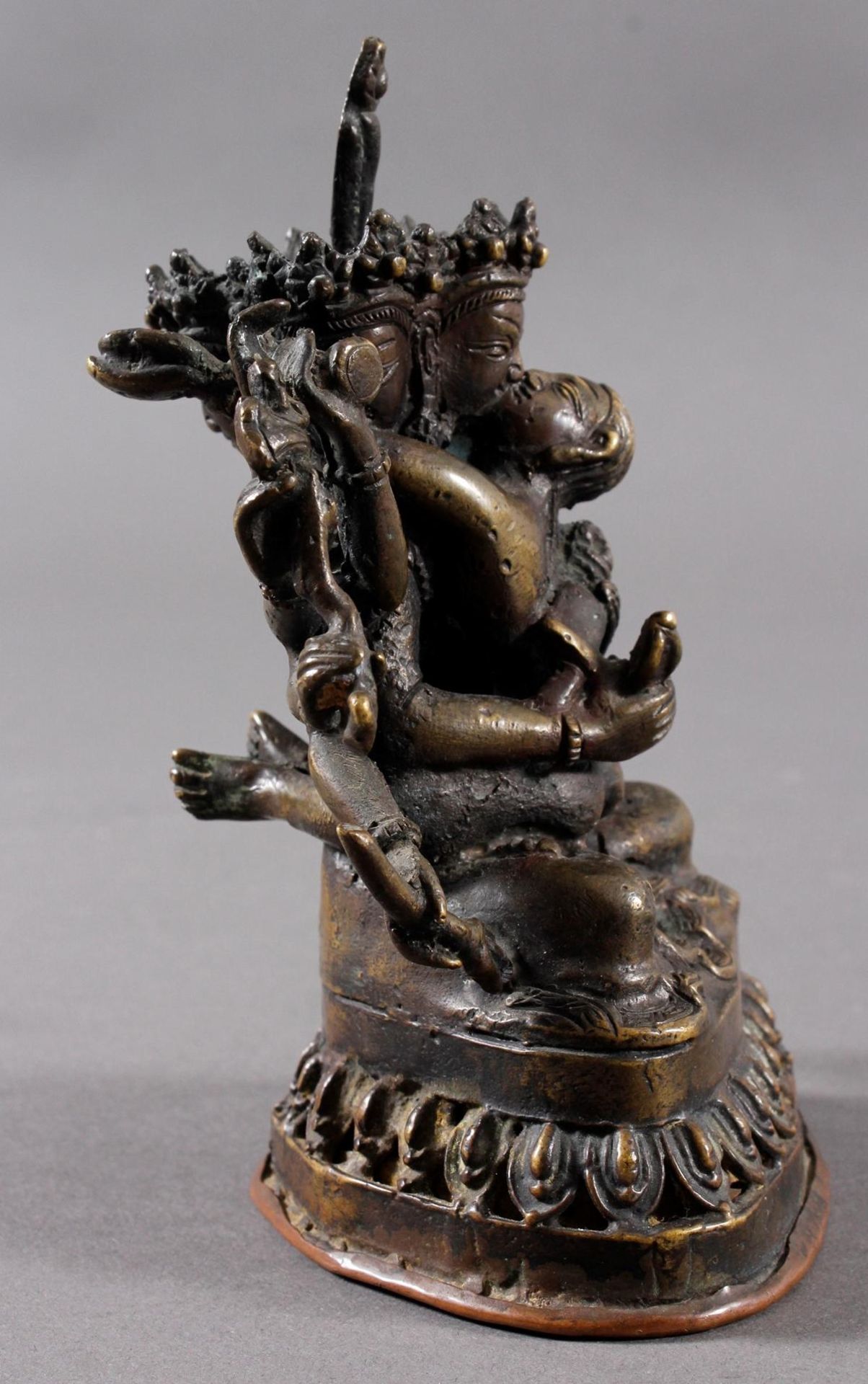 Tibet 17. / 18., Bronzeguss der hinduistischen Gottheit Guhjasamaja - Bild 3 aus 16