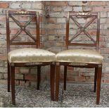 Ein Paar Stühle im Empirestil