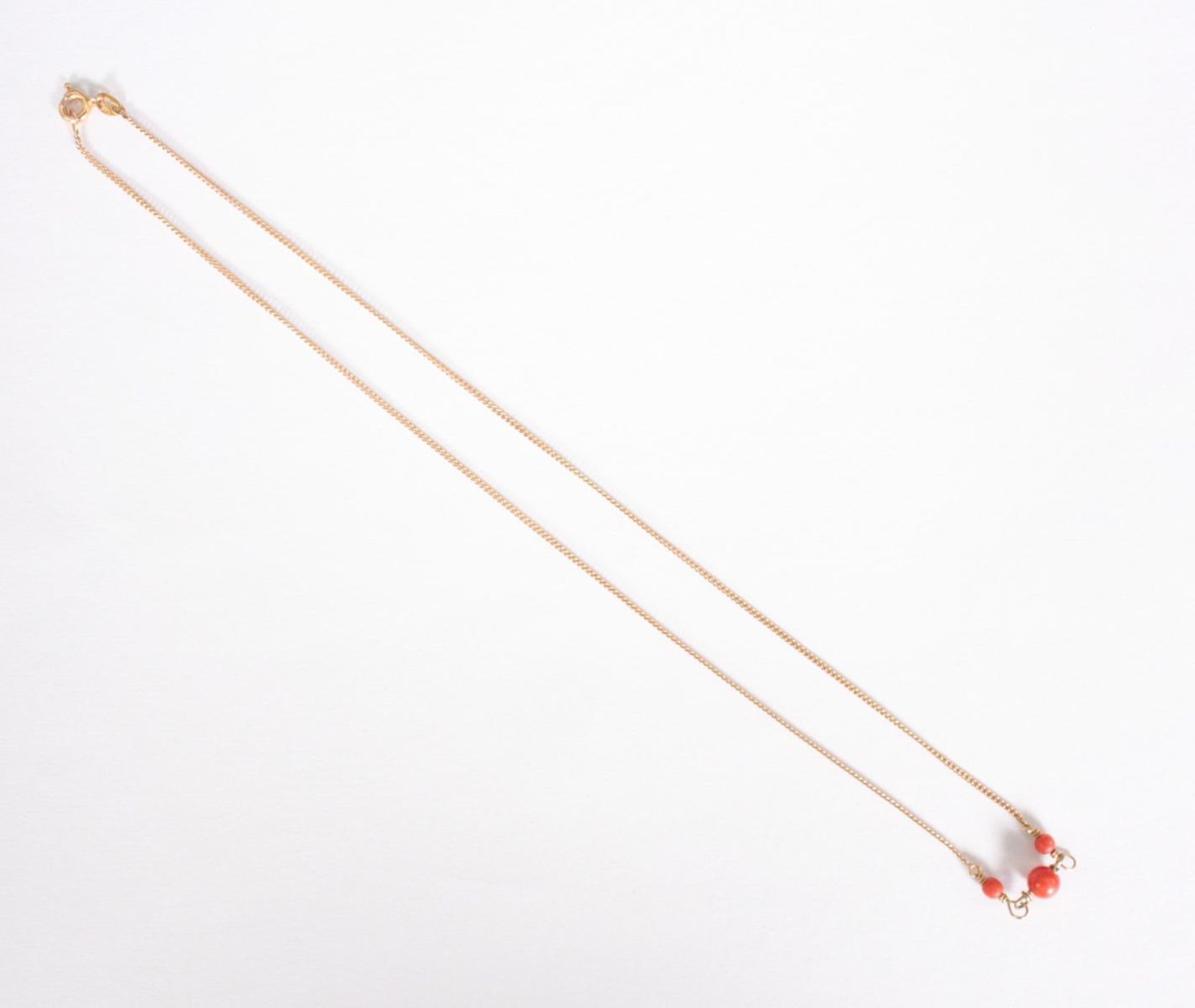 Halskette mit roten Korallenkugeln, 14 Karat Gelbgold - Bild 2 aus 4
