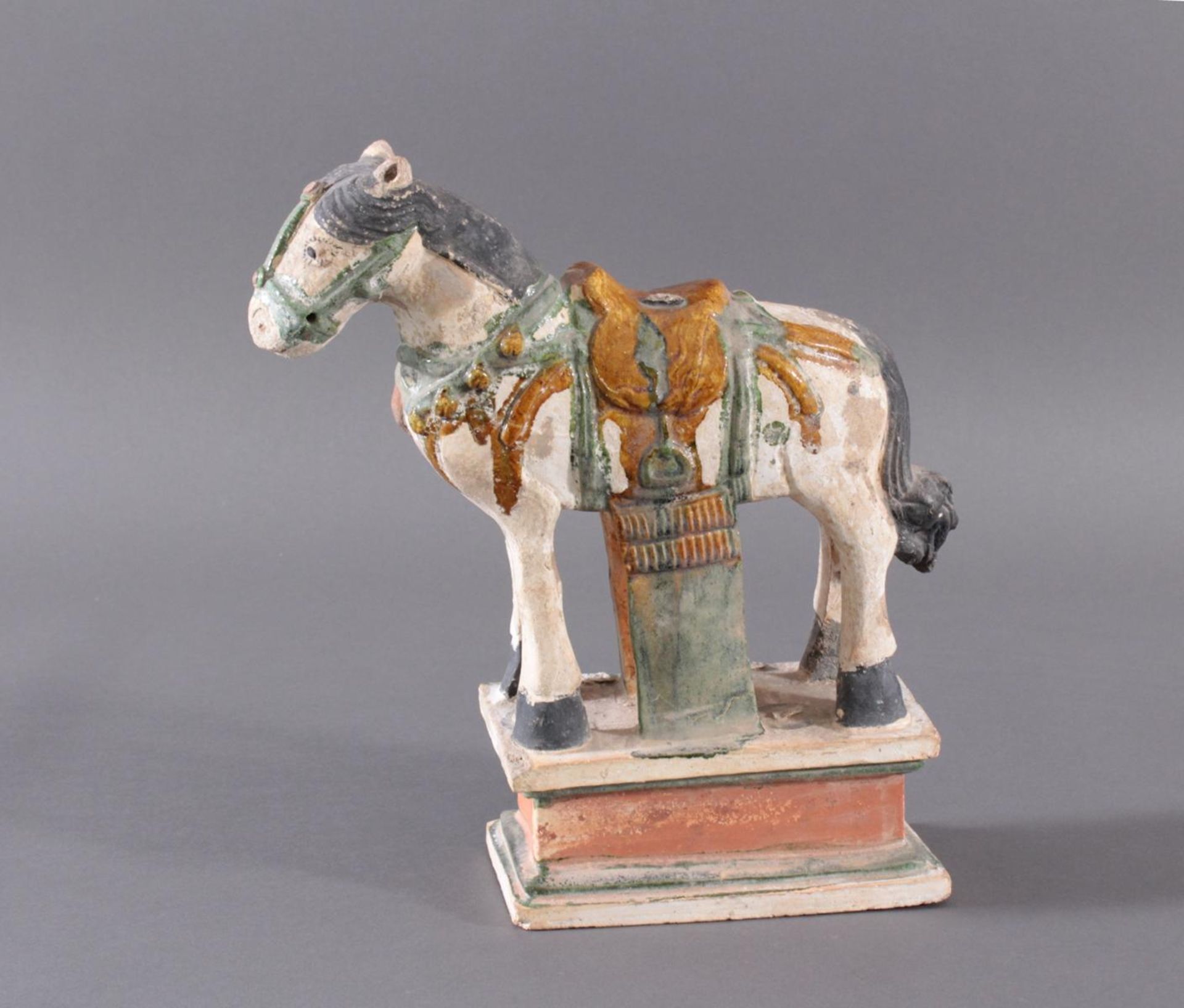 China Modell eines MING Pferdes auf Podest im Sancai Stil