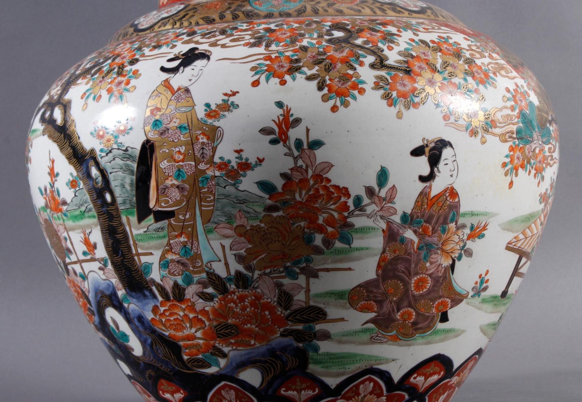 Große Prunk-Deckelvase, Imari, Japan, Meiji Periode - Bild 14 aus 29