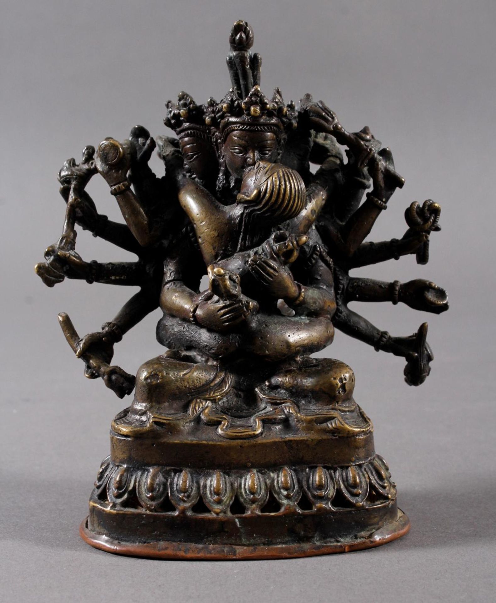 Tibet 17. / 18., Bronzeguss der hinduistischen Gottheit Guhjasamaja - Bild 2 aus 16
