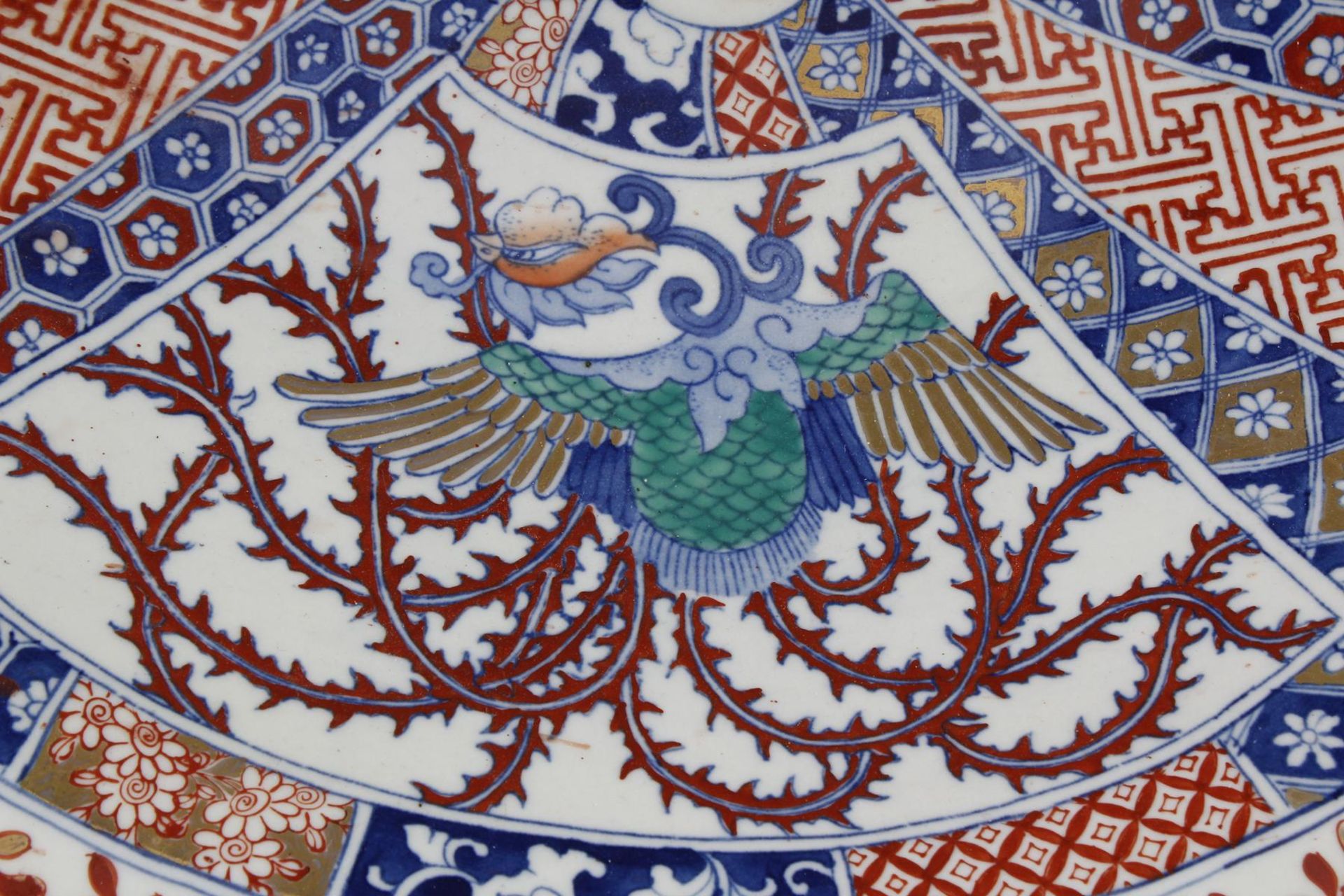 Große Imari Porzellanplatte mit gewelltem Rand, Japan um 1900 - Bild 7 aus 17