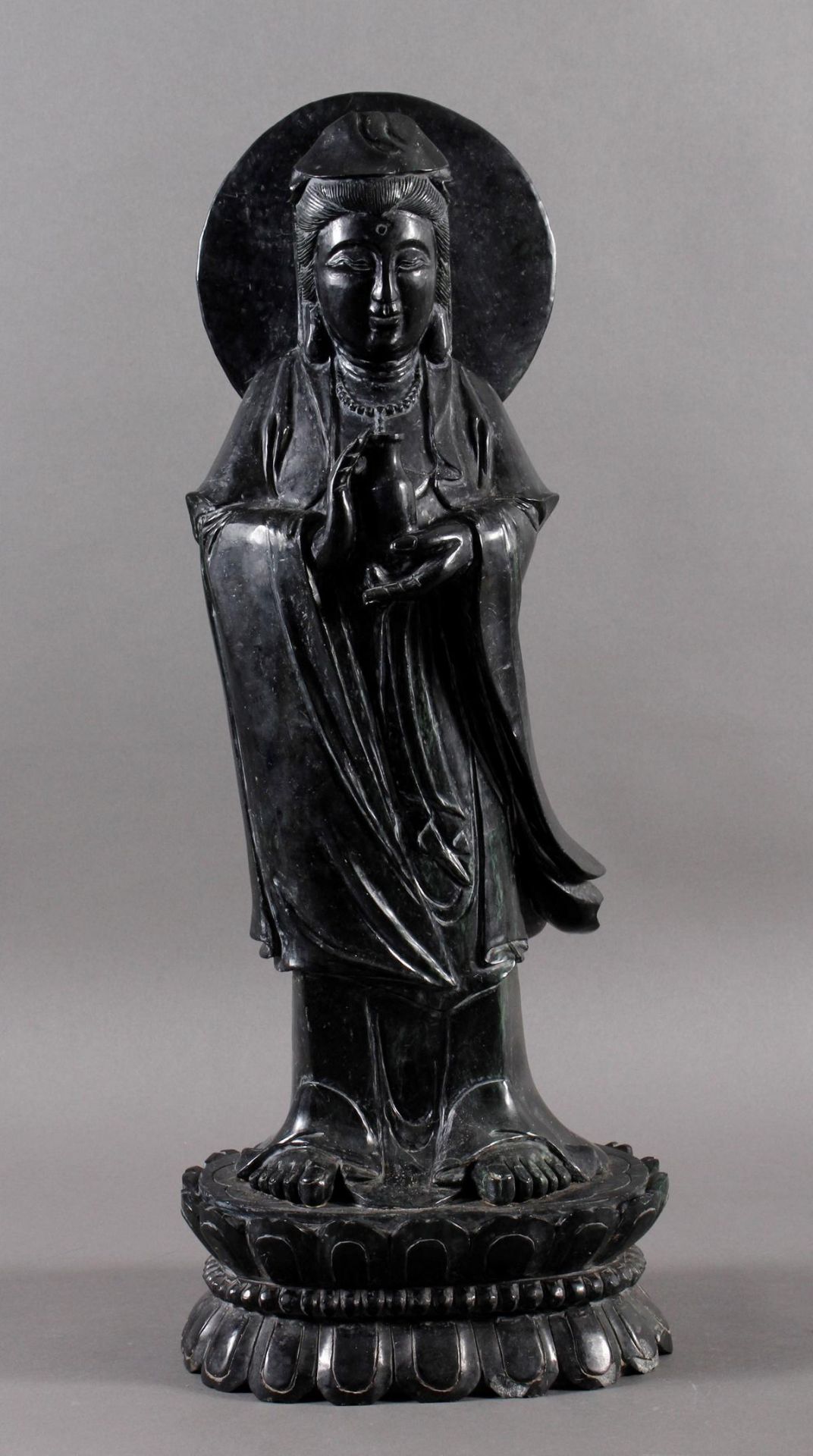 Jadefigur, Sehende Guanyin, China 19. / 20. Jahrhundert - Bild 2 aus 18