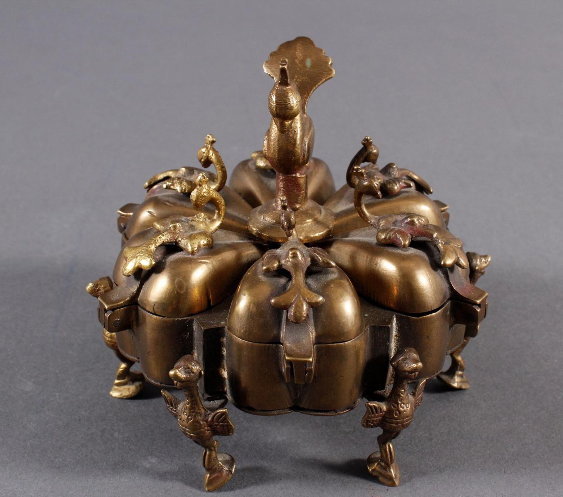 Bronze. Schminkkästchen mit 6 Herzförmigen Behältnissen, Indien 20. Jahrhundert - Bild 3 aus 14