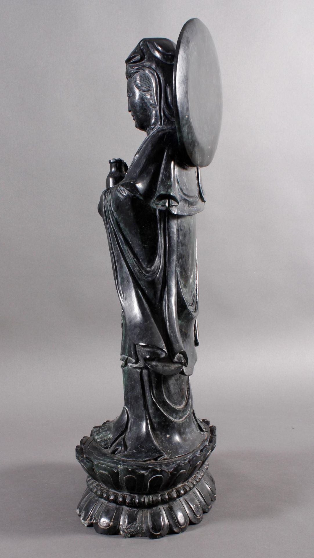 Jadefigur, Sehende Guanyin, China 19. / 20. Jahrhundert - Bild 7 aus 18