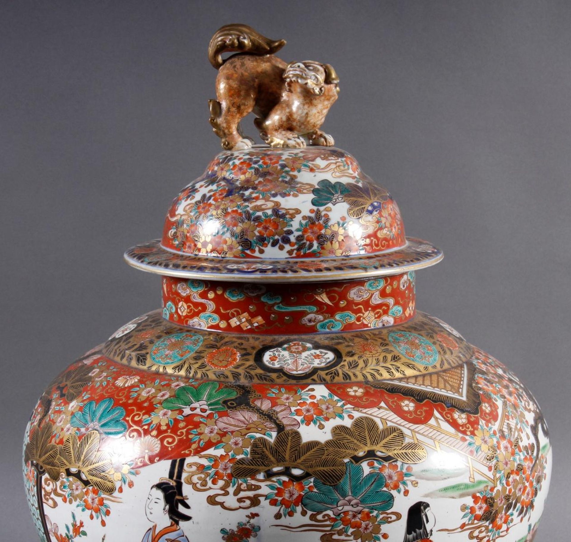 Große Prunk-Deckelvase, Imari, Japan, Meiji Periode - Bild 4 aus 29