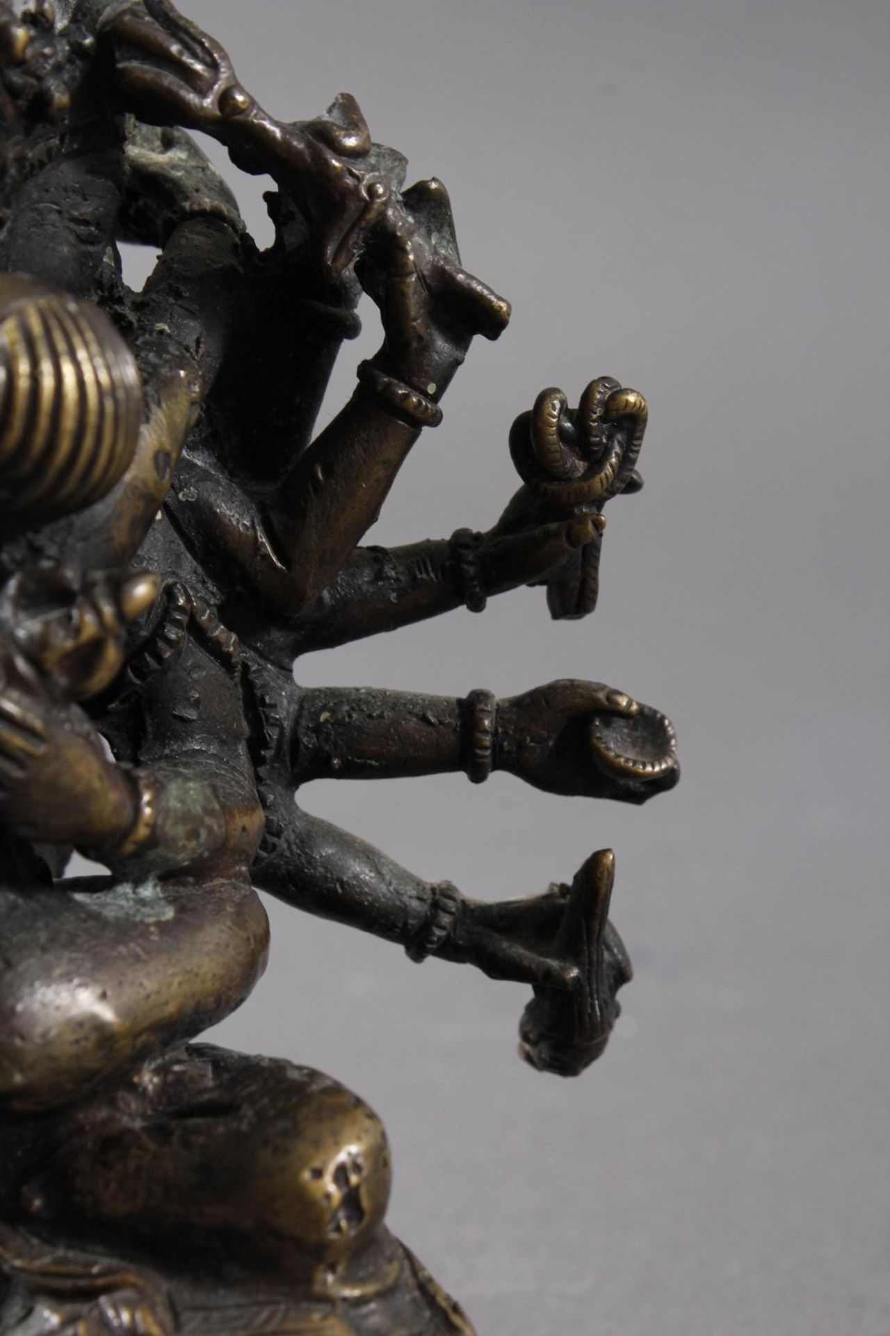 Tibet 17. / 18., Bronzeguss der hinduistischen Gottheit Guhjasamaja - Bild 12 aus 16