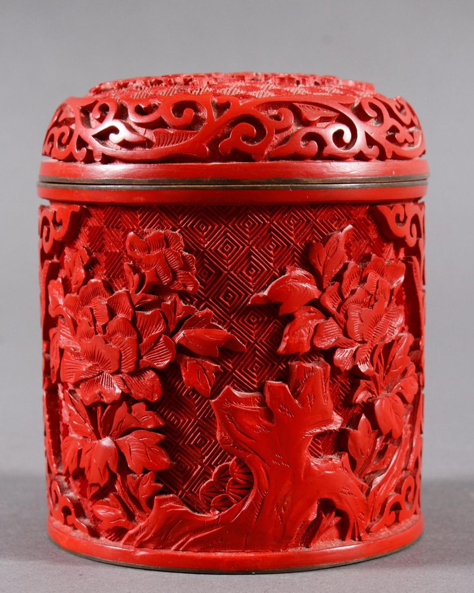 Deckeldose aus rotem Schnitzlack, China 20. Jahrhundert