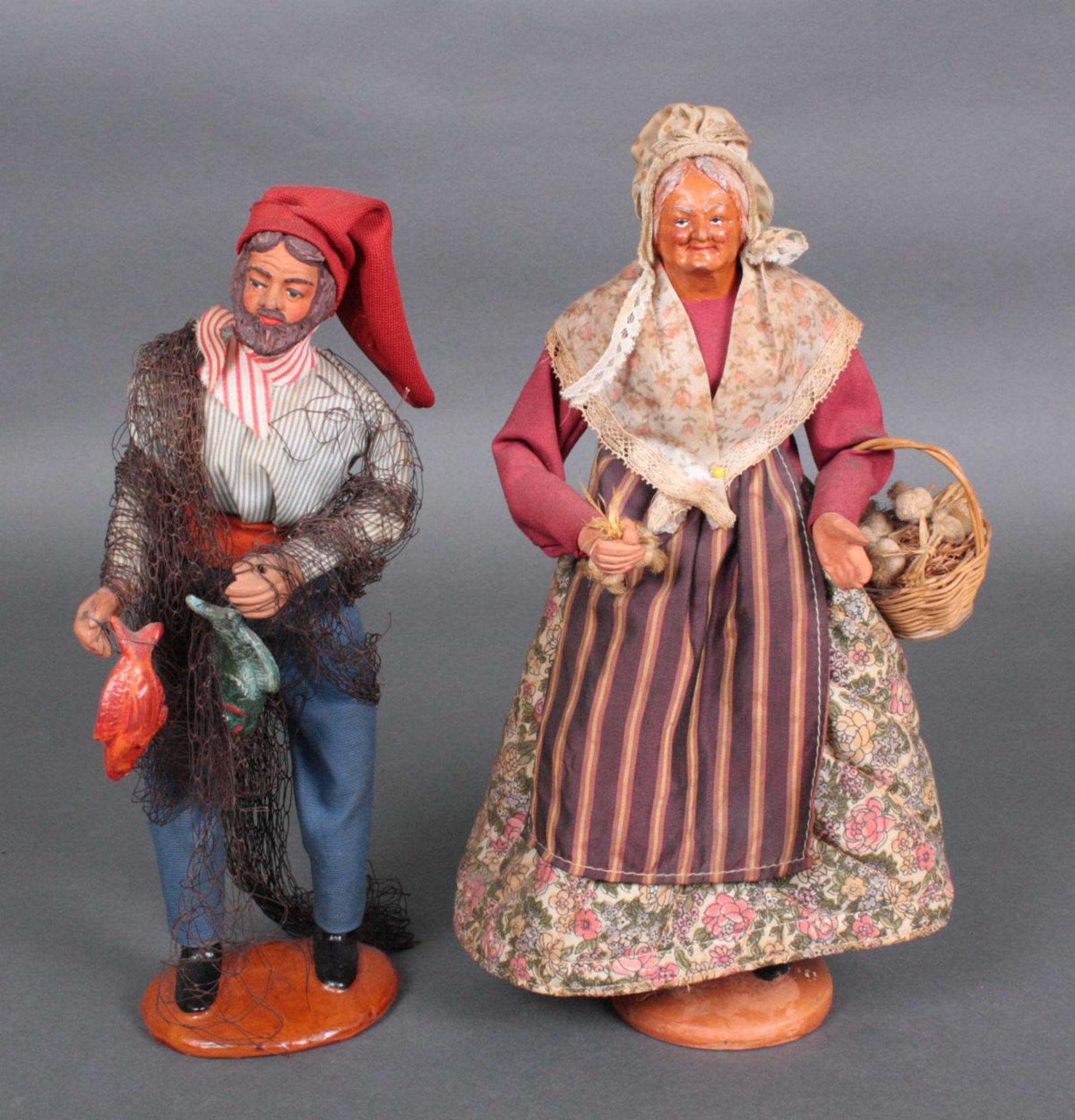Paar Terrakotta Figuren, Bäuerin und Fischer, Frankreich um 1900