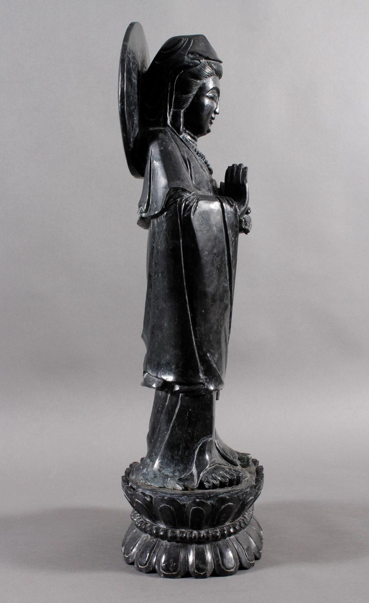 Jadefigur, Sehende Guanyin, China 19. / 20. Jahrhundert - Bild 3 aus 18