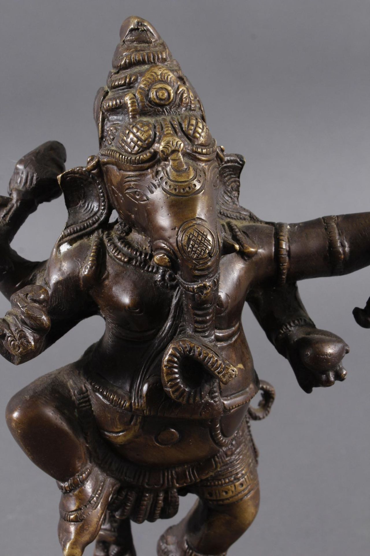 Bronze des tanzenden, vierarmige Ganesha, Südindien, Anfang 20 Jahrhundert - Bild 5 aus 16