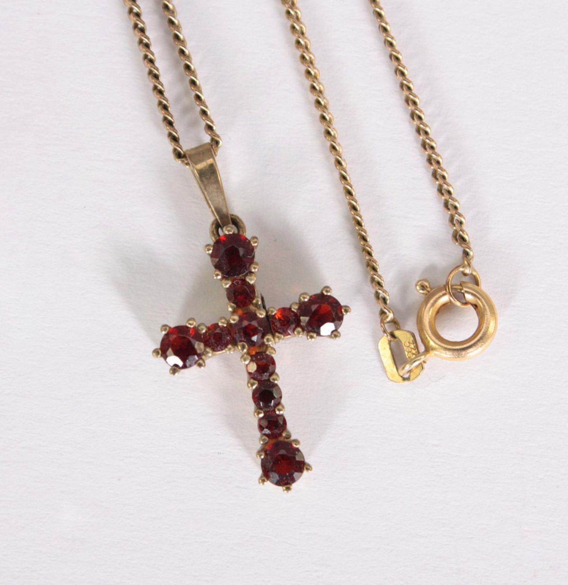 Halskette mit Kreuzanhänger, 8 Karat Gelbgold - Bild 4 aus 4