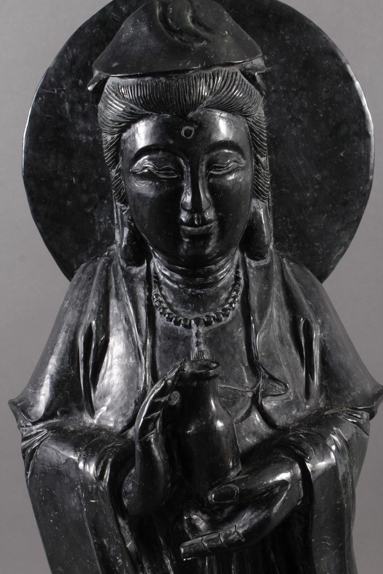 Jadefigur, Sehende Guanyin, China 19. / 20. Jahrhundert - Bild 9 aus 18