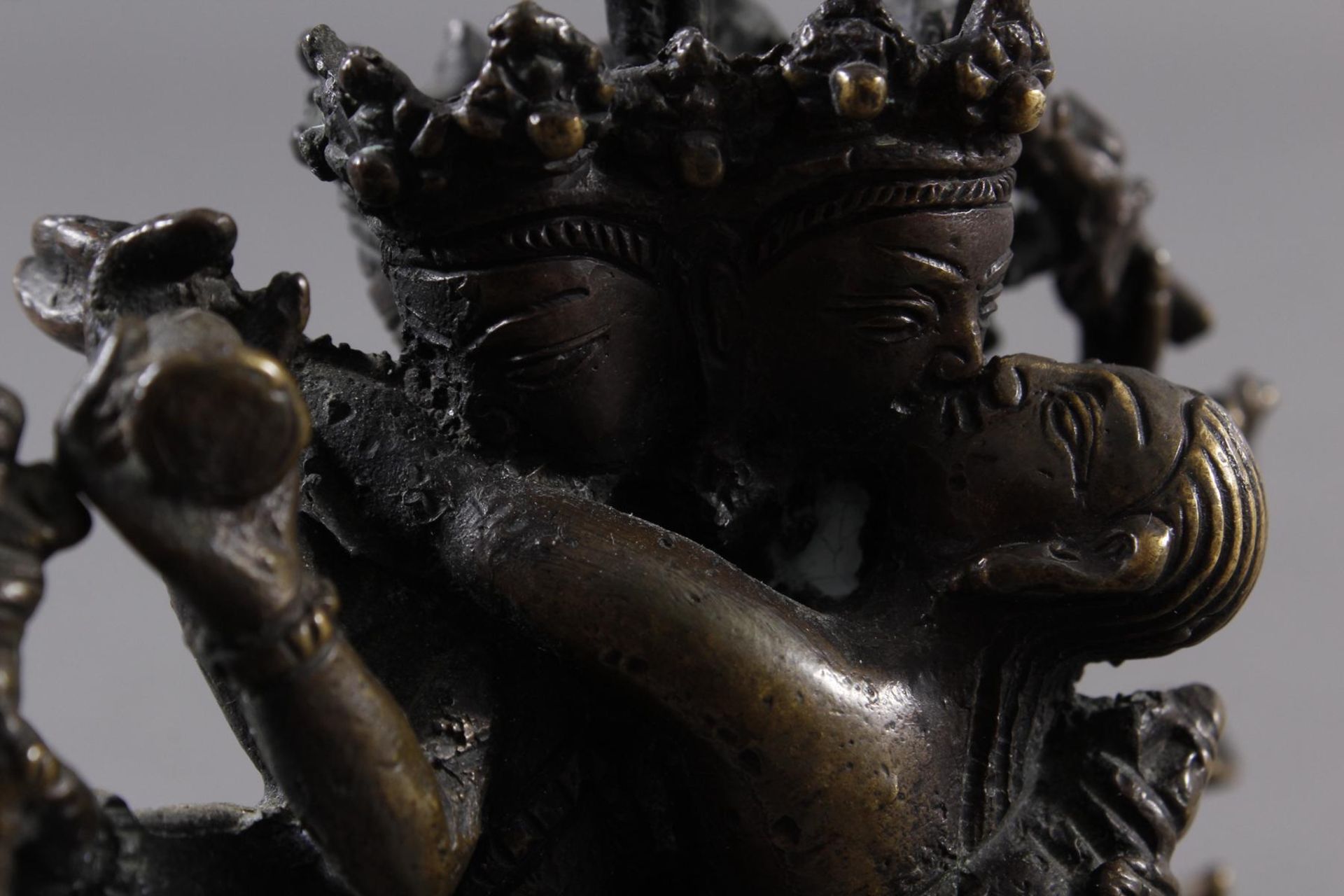 Tibet 17. / 18., Bronzeguss der hinduistischen Gottheit Guhjasamaja - Bild 13 aus 16