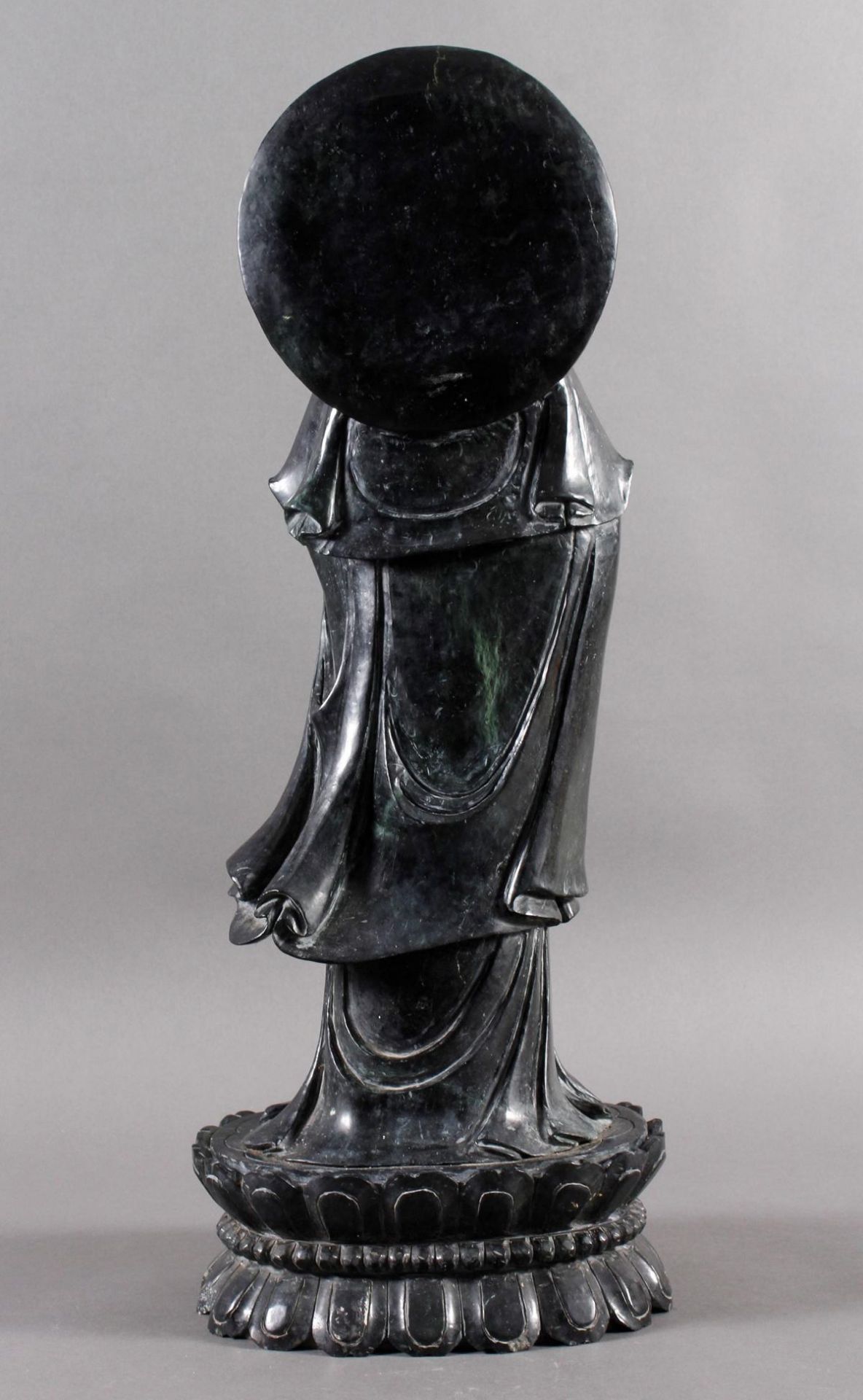 Jadefigur, Sehende Guanyin, China 19. / 20. Jahrhundert - Bild 6 aus 18