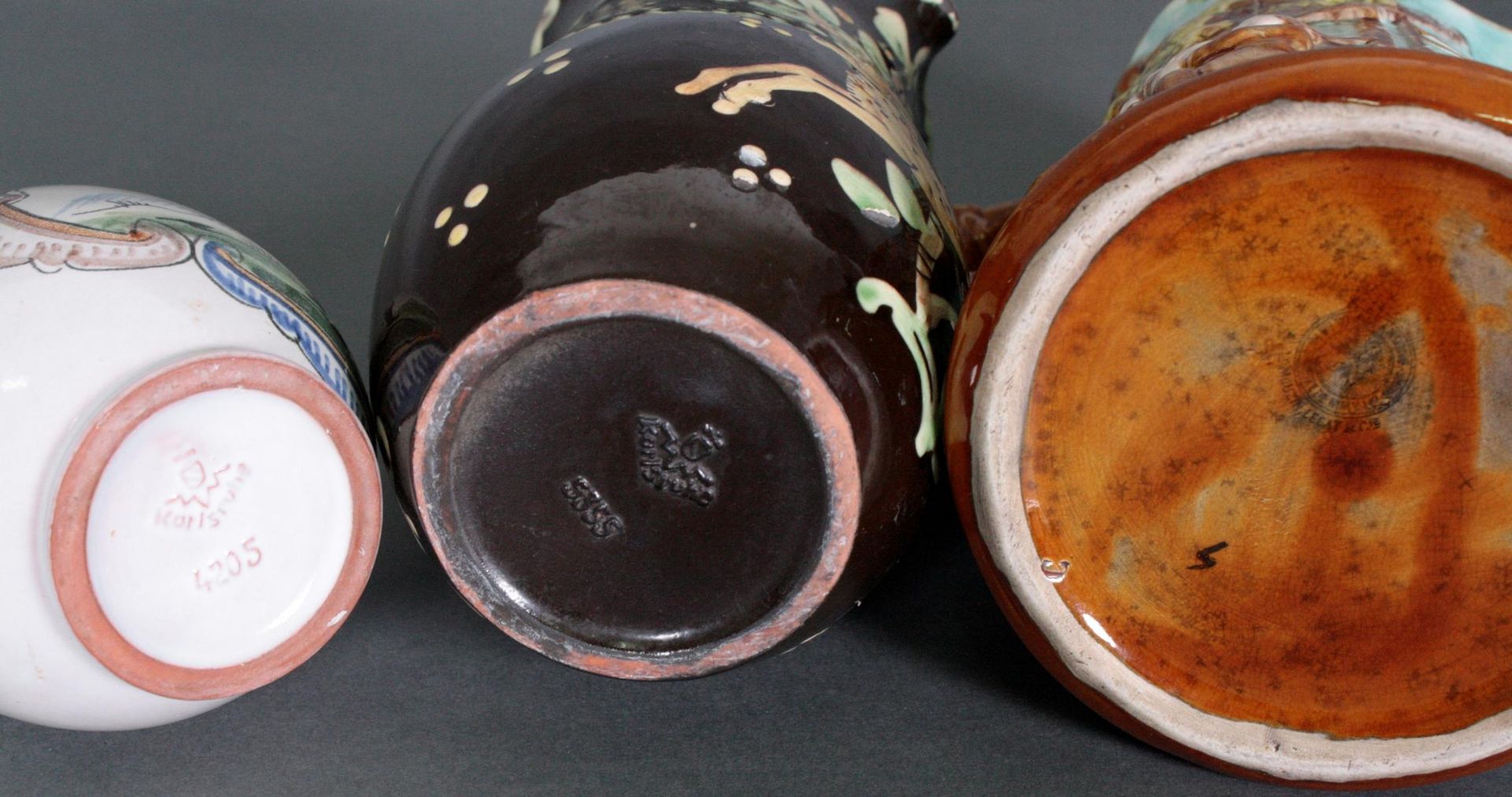 3 Keramik Schenkkrüge. Manufakturen Karlsruhe Majolika und Nimy-lez-Mons - Bild 8 aus 10