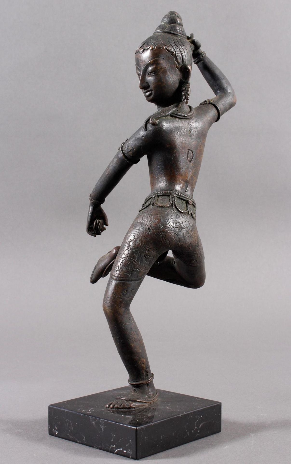Bronze einer indischen Tänzerin auf schwarzem Marmorsockel, Südindien Anfang 20. Jahrhundert</b - Bild 5 aus 7