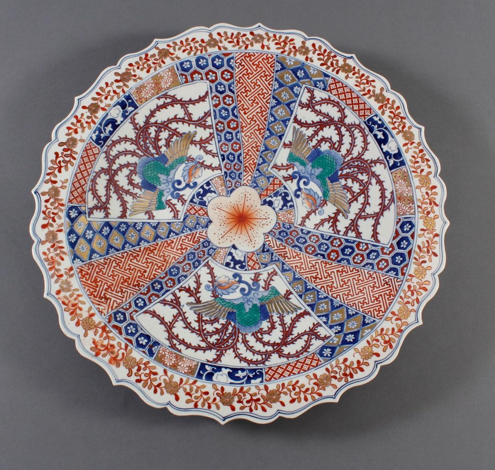 Große Imari Porzellanplatte mit gewelltem Rand, Japan um 1900 - Bild 2 aus 17