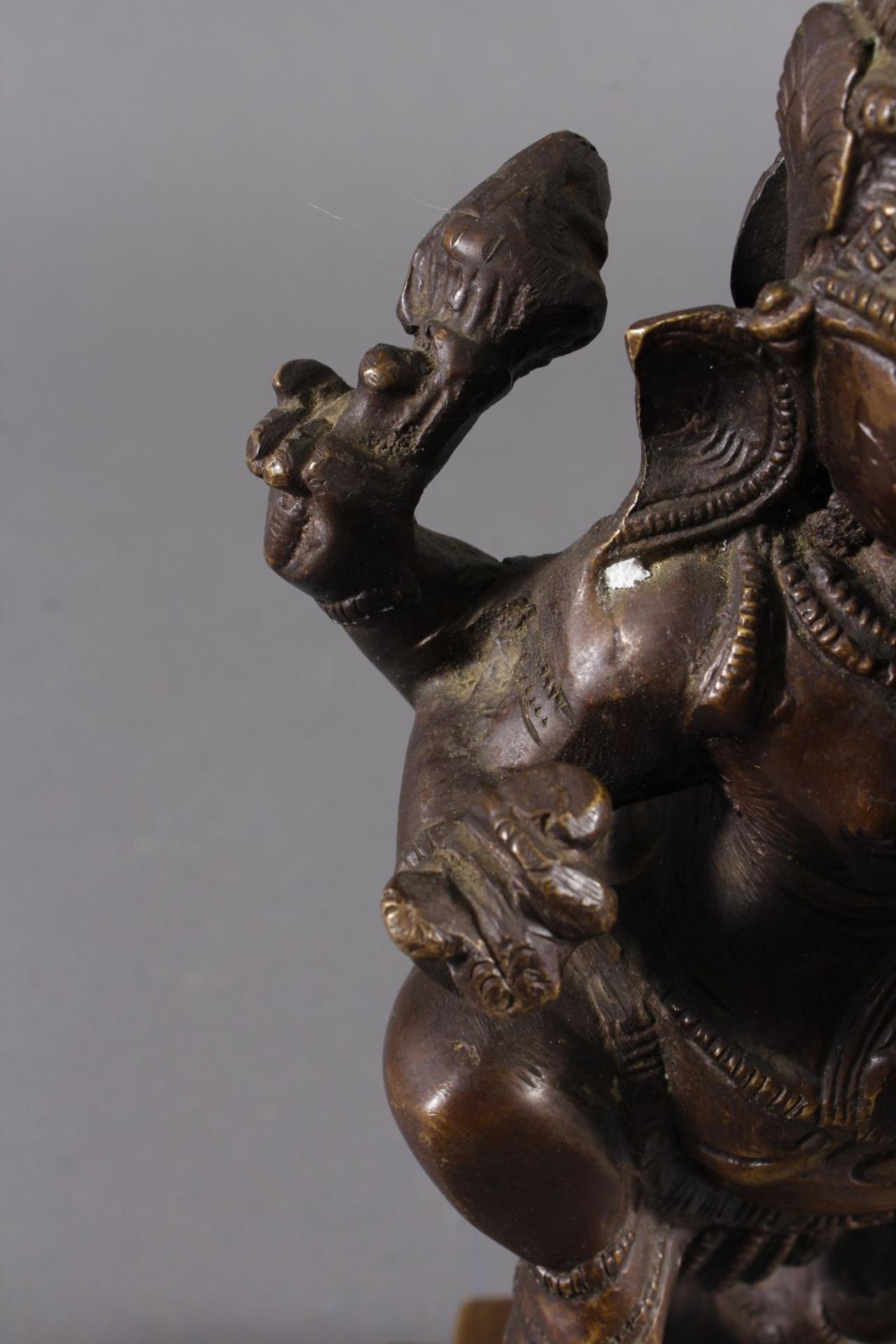 Bronze des tanzenden, vierarmige Ganesha, Südindien, Anfang 20 Jahrhundert - Bild 7 aus 16