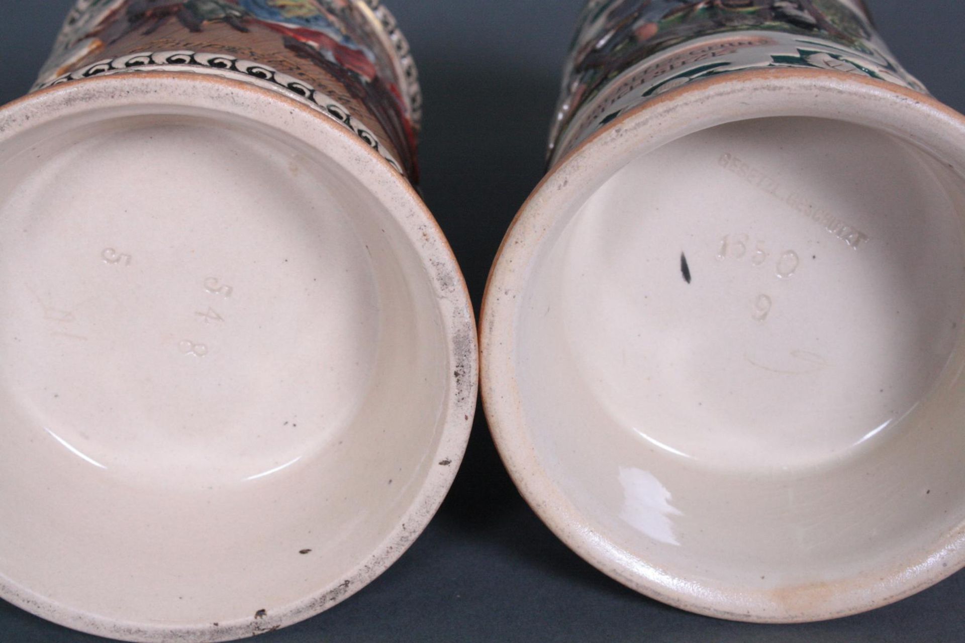 Zwei Keramikkrüge mit Zinndeckel - Bild 9 aus 10