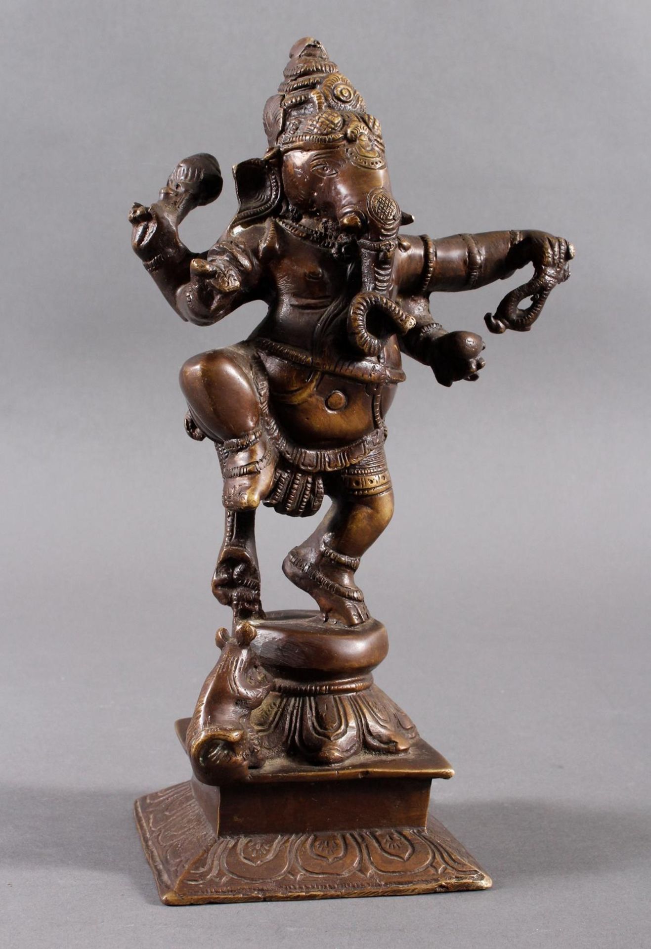 Bronze des tanzenden, vierarmige Ganesha, Südindien, Anfang 20 Jahrhundert