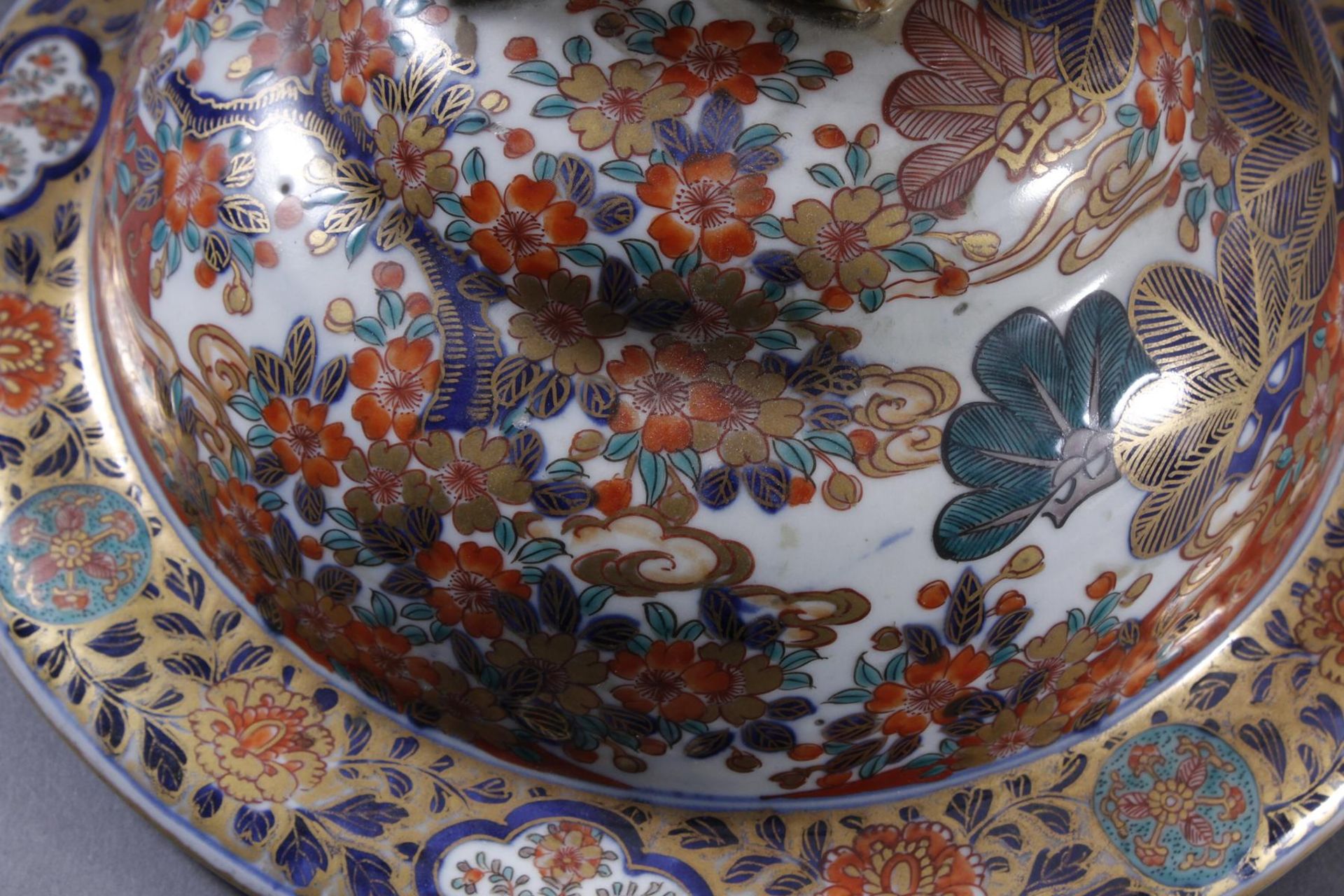 Große Prunk-Deckelvase, Imari, Japan, Meiji Periode - Bild 22 aus 29