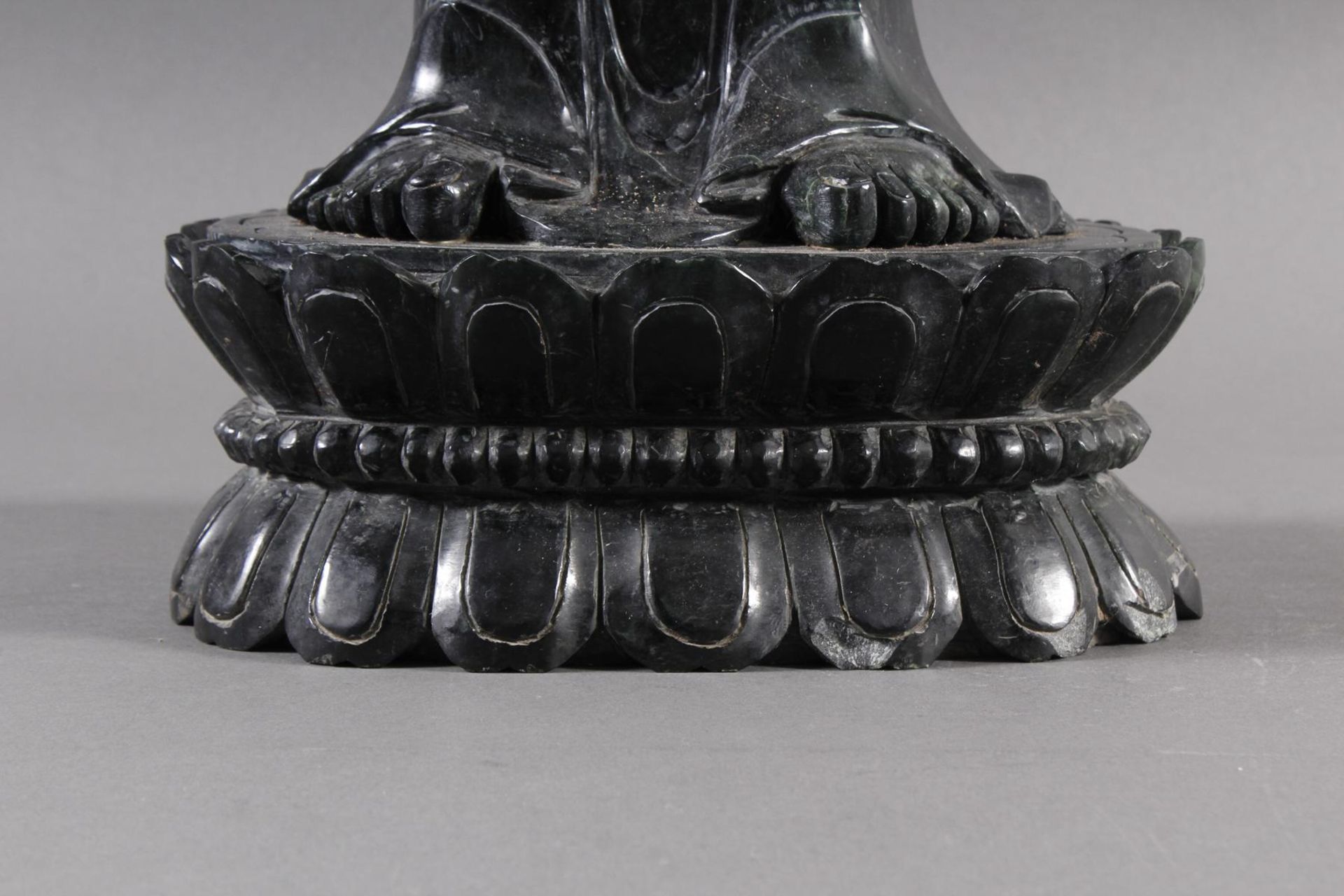 Jadefigur, Sehende Guanyin, China 19. / 20. Jahrhundert - Image 13 of 18