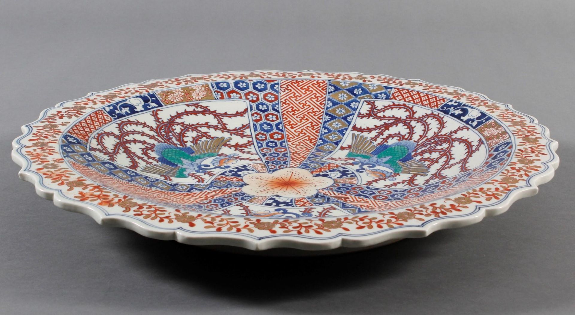 Große Imari Porzellanplatte mit gewelltem Rand, Japan um 1900 - Bild 11 aus 17