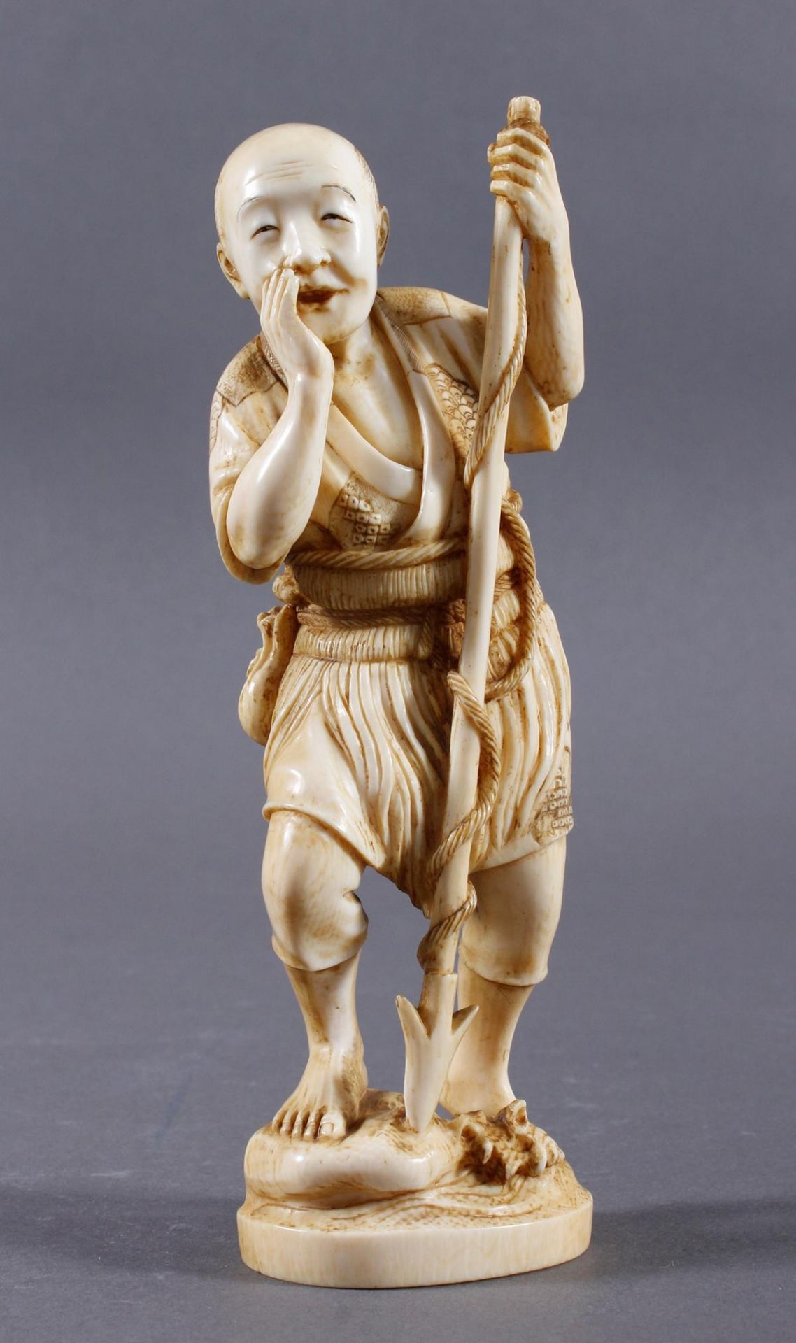 Elfenbeinfigur, Harpunenfischer, Japan um 1900