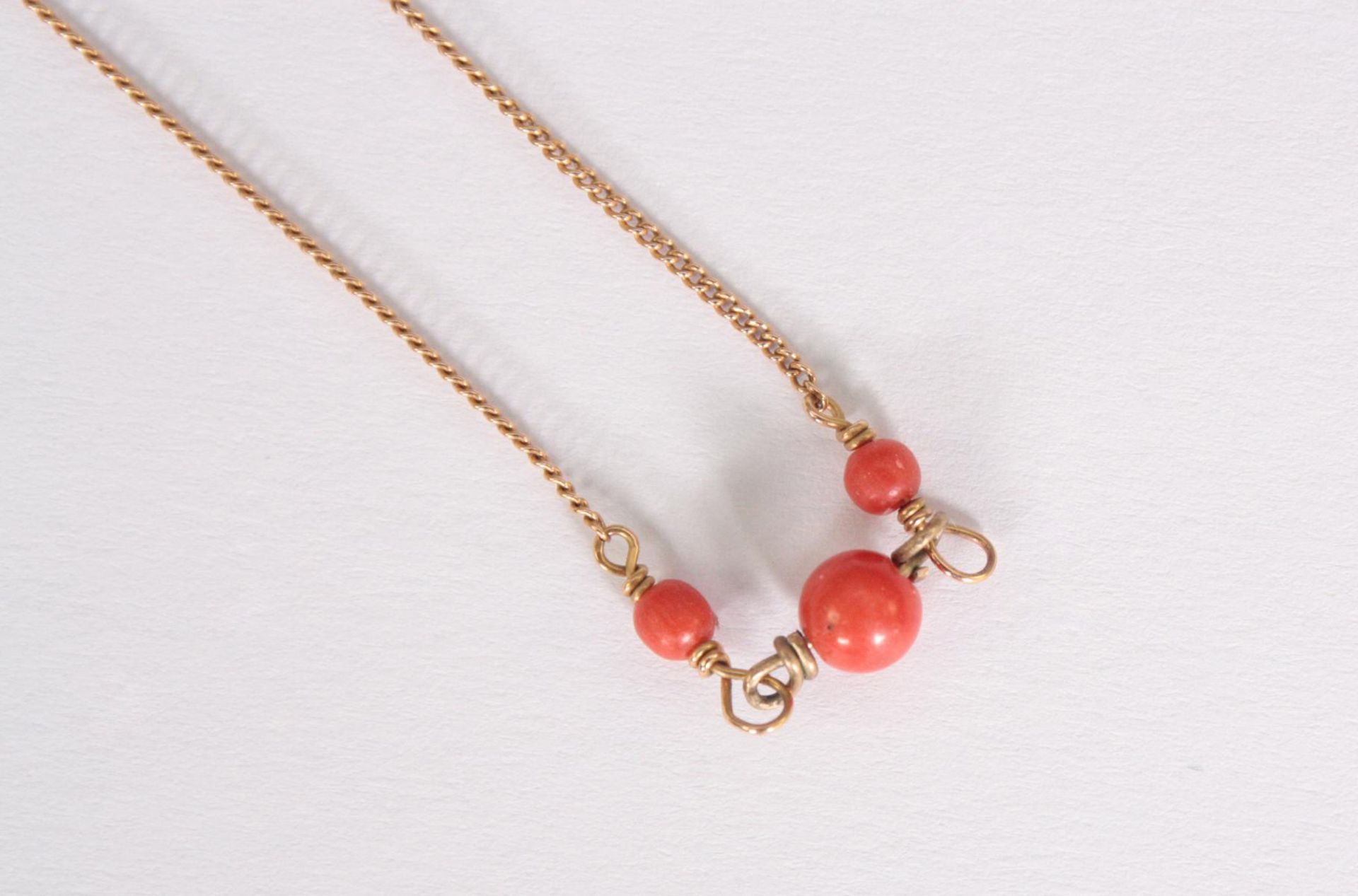 Halskette mit roten Korallenkugeln, 14 Karat Gelbgold - Bild 4 aus 4