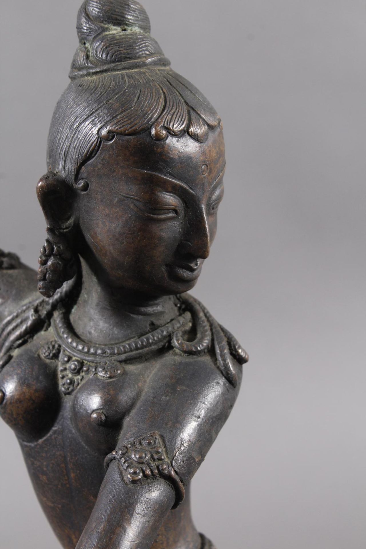 Bronze einer indischen Tänzerin auf schwarzem Marmorsockel, Südindien Anfang 20. Jahrhundert</b - Bild 2 aus 7