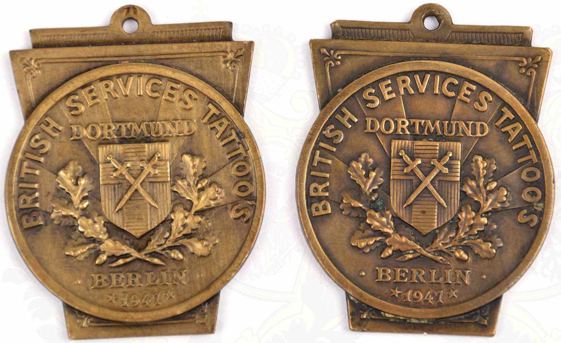 2 PLAKETTEN „BRITISH SERVICES TATTOOS“, (Zapfenstreich), Dortmund 1947, Bronze, flach reliefiertes
