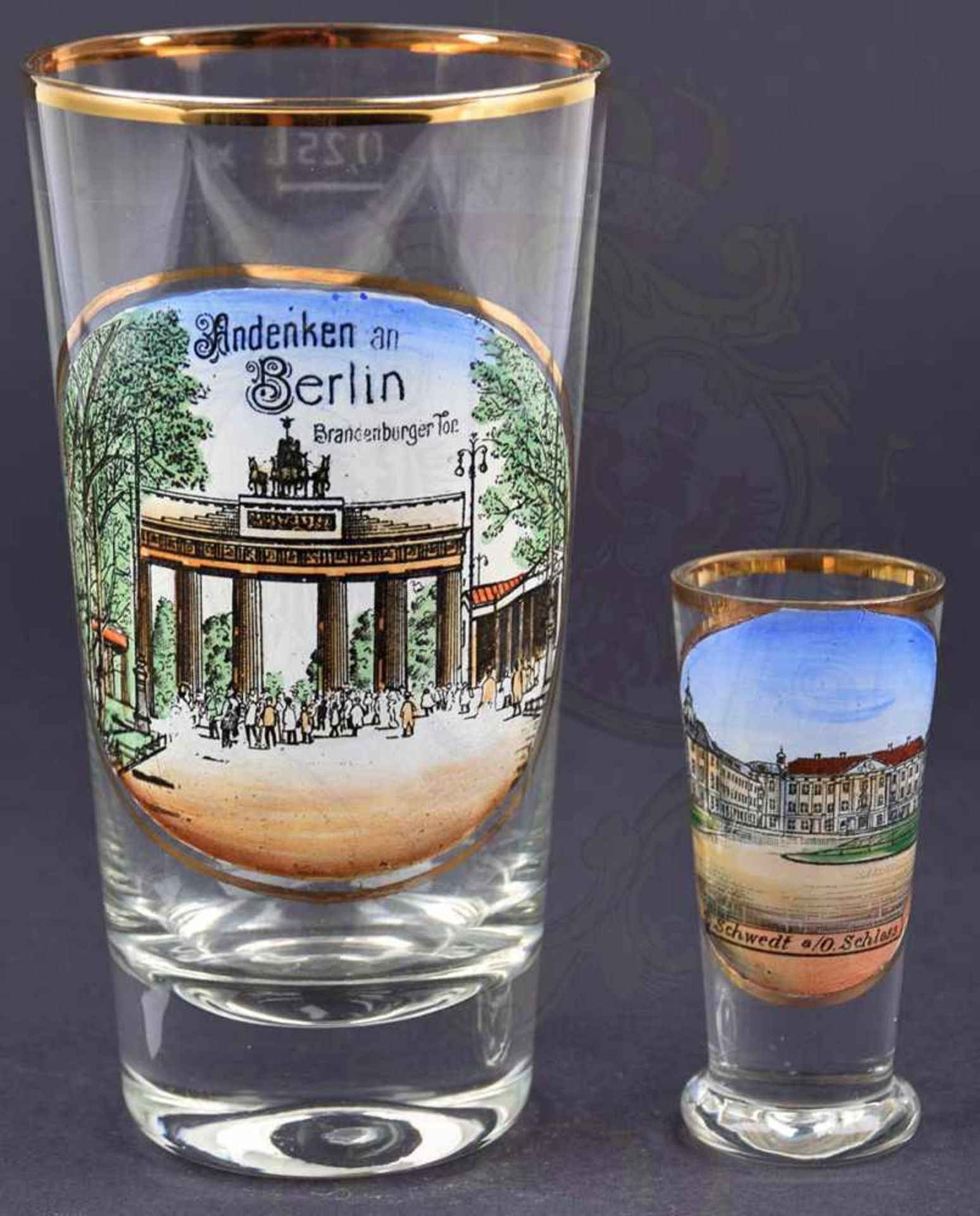 BIERGLAS ANDENKEN AN BERLIN, 1/4 L., m. Golddekor u. farb. Ansicht d. Brandenburger Tor in