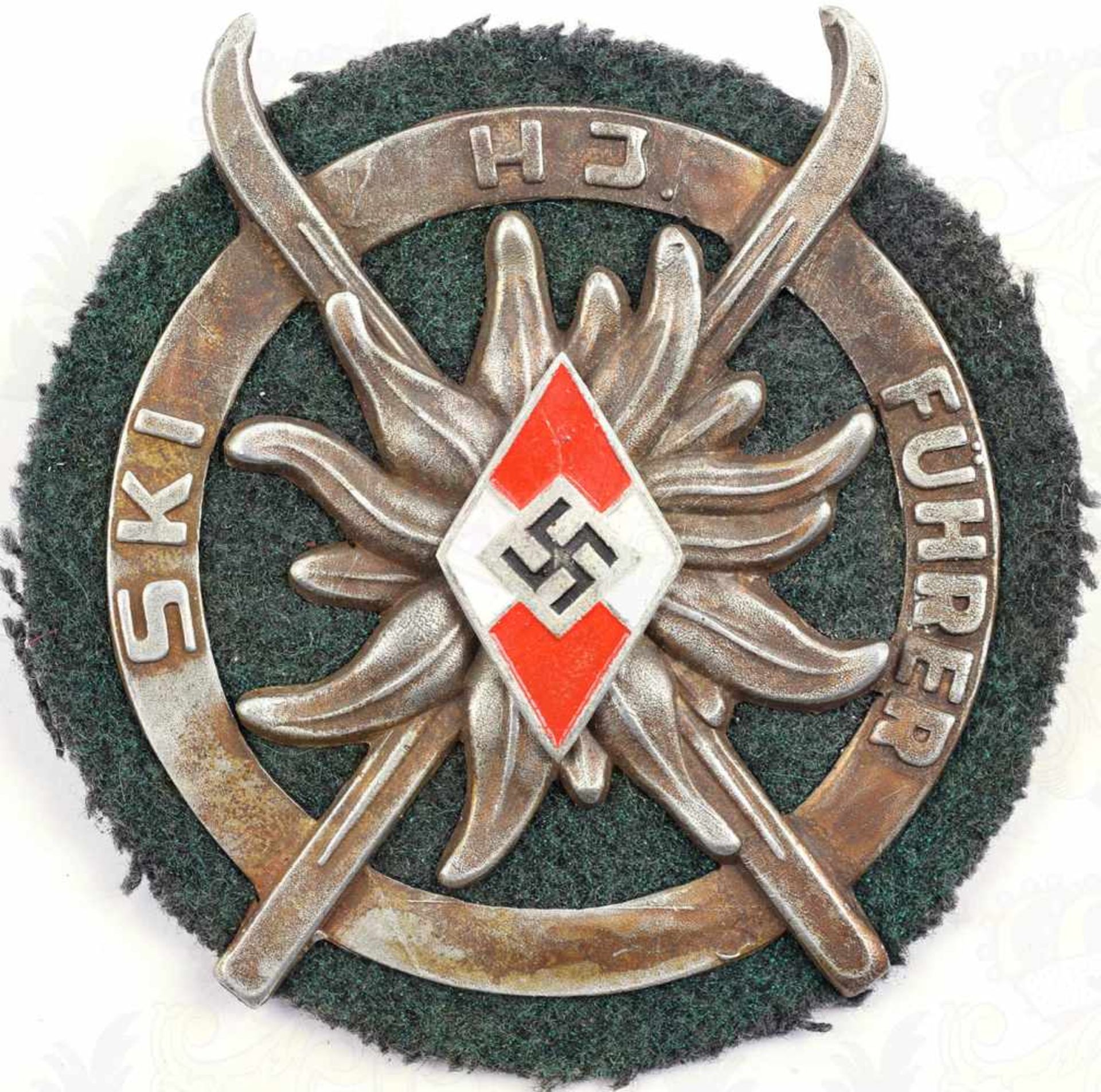 HJ-SKI-FÜHRERABZEICHEN, Sammleranfertigung, Weißmetall/verslb., lackiertes Emblem, feldgraues