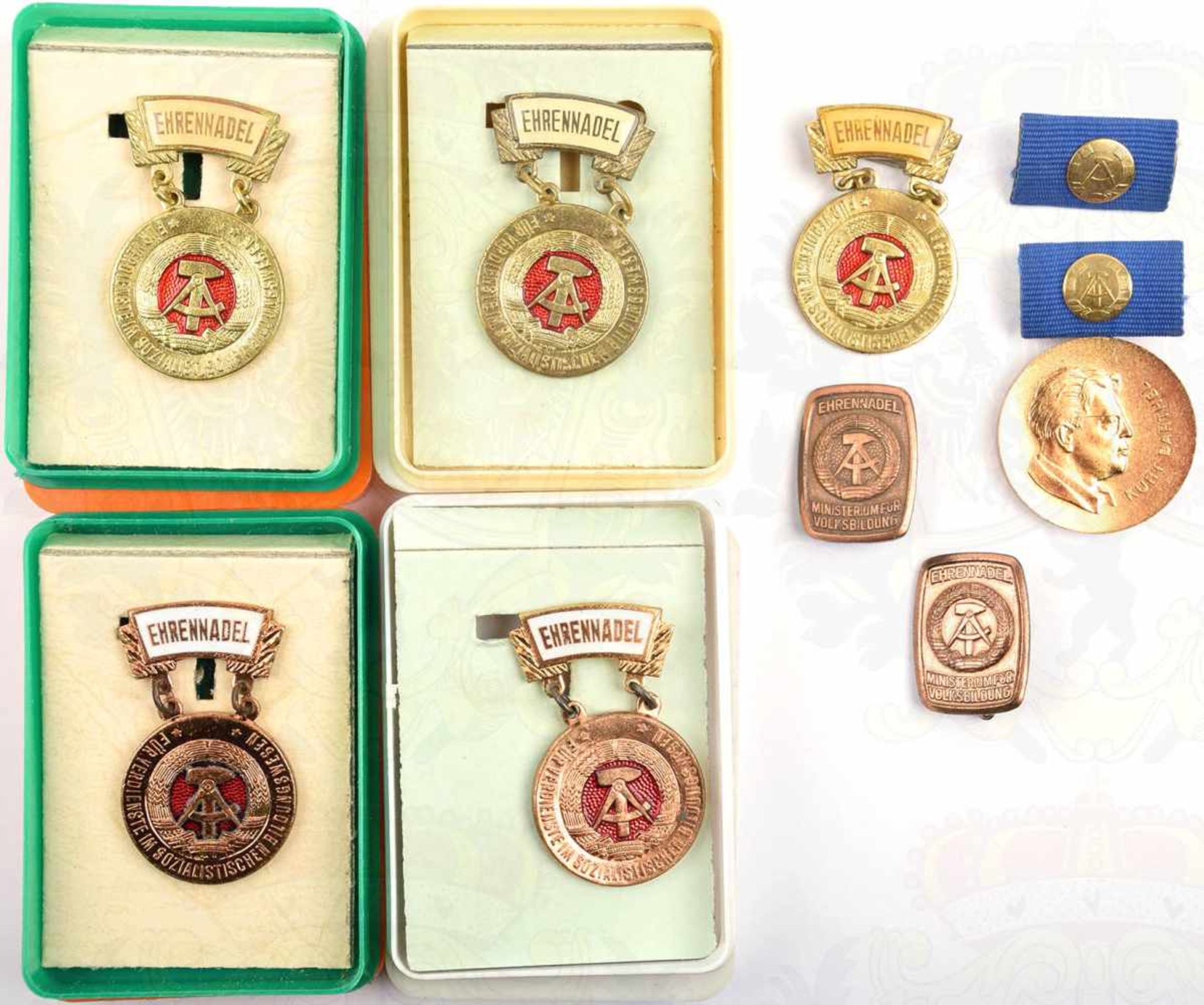 8 EHRENZEICHEN VOLKSBILDUNG, 5 Ehrenadeln in Bronze bzw. Gold; Kurt-Barthel-Medaille an Tragespange;