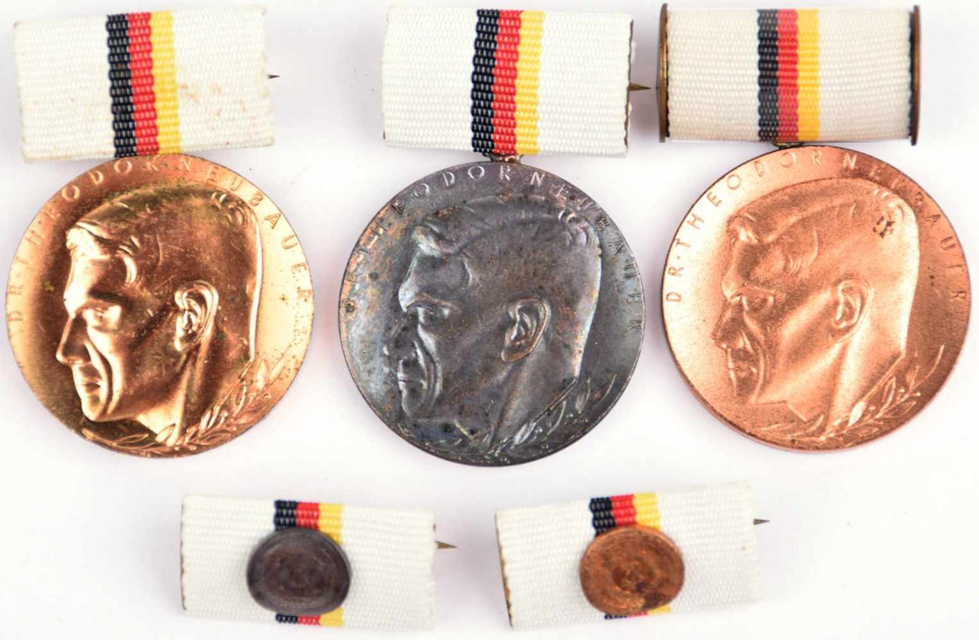 SATZ THEODOR-NEUBAUER-MEDAILLE, in Bronze/Silber/Gold, Buntmetall/vergld./verslb./ bronziert, letzte