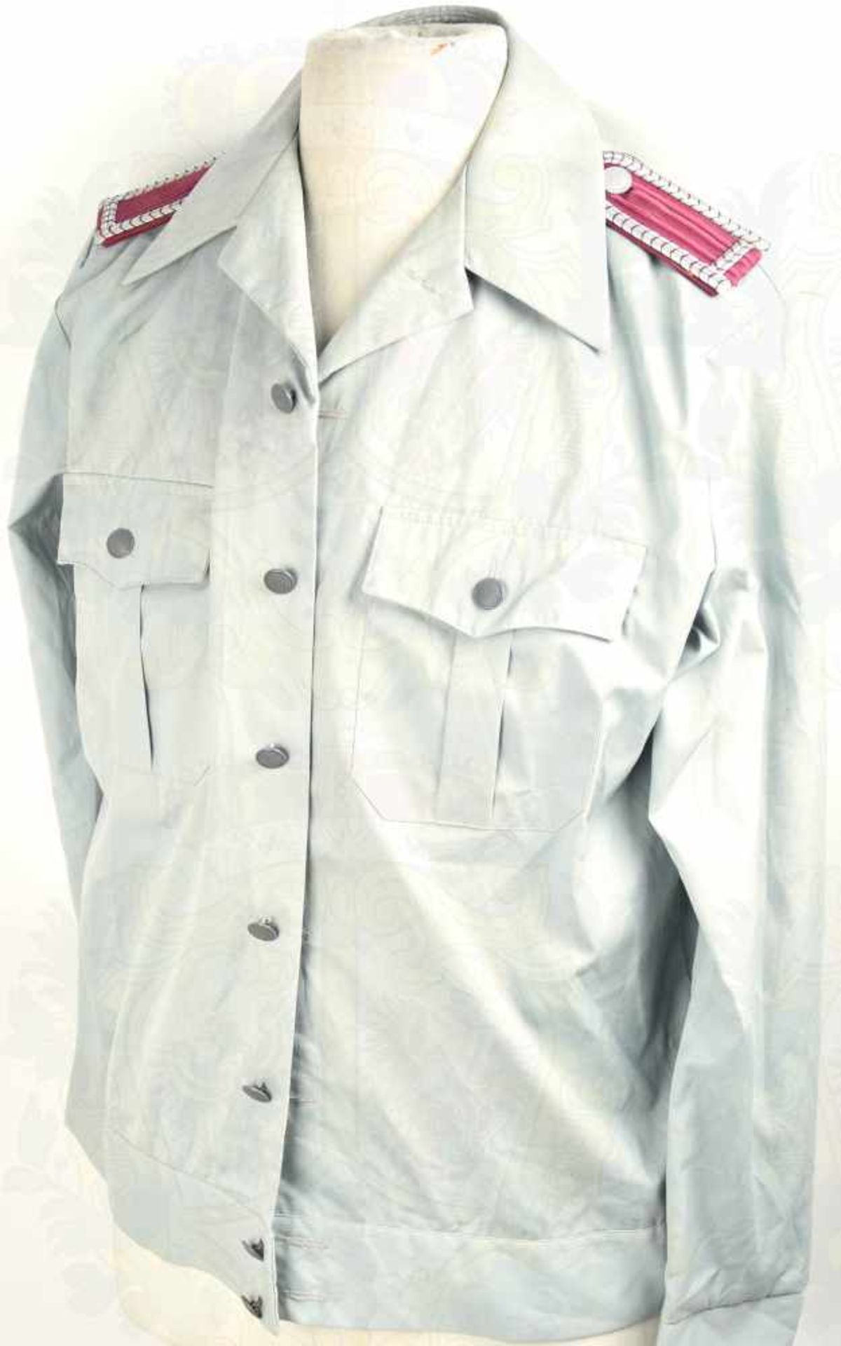 2 UNIFORMTEILE OBERFEUERWEHRMANN: Diensthemd, lichtblaues Tuch, eingeschlaufte Schulterstücke, Gr.